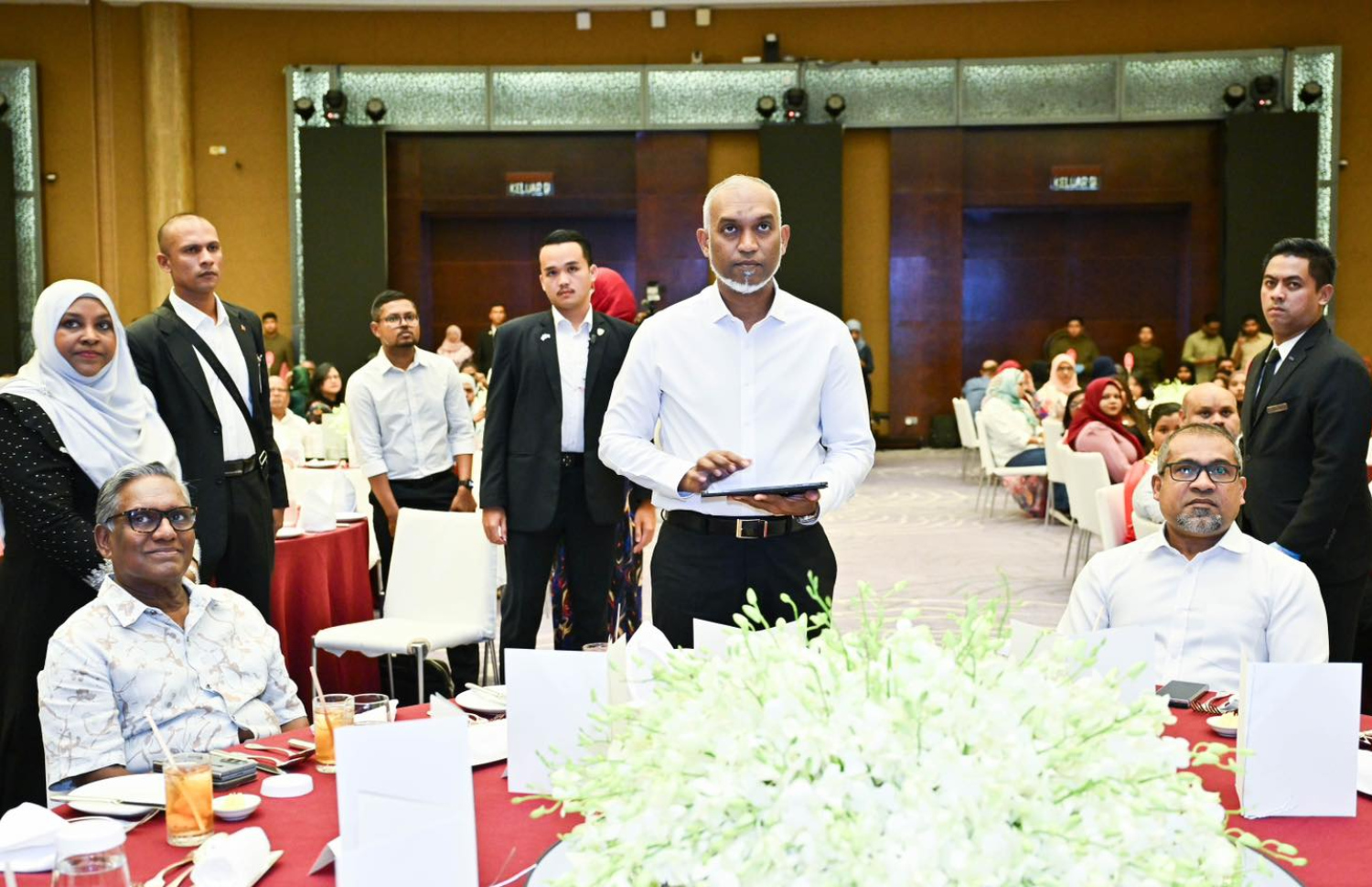 މެލޭޝިއާގައި ދިރިއުޅޭ ދިވެހިންނާ ބައްދަލުކުރައްވަން ރައީސް މުއިއްޒު މިރޭ ބޭއްވެވި ބައްދަލުވުމުގައި ކުރީގެ ނައިބު ރައީސް މުހައްމަދު ވަހީދާއި ފޮރިން މިނިސްޓަރު ހަލީލް ބައިވެރިވެވަޑައިގަންނަވަނީ.---ފޮޓޯ: ރައީސް އޮފީސް