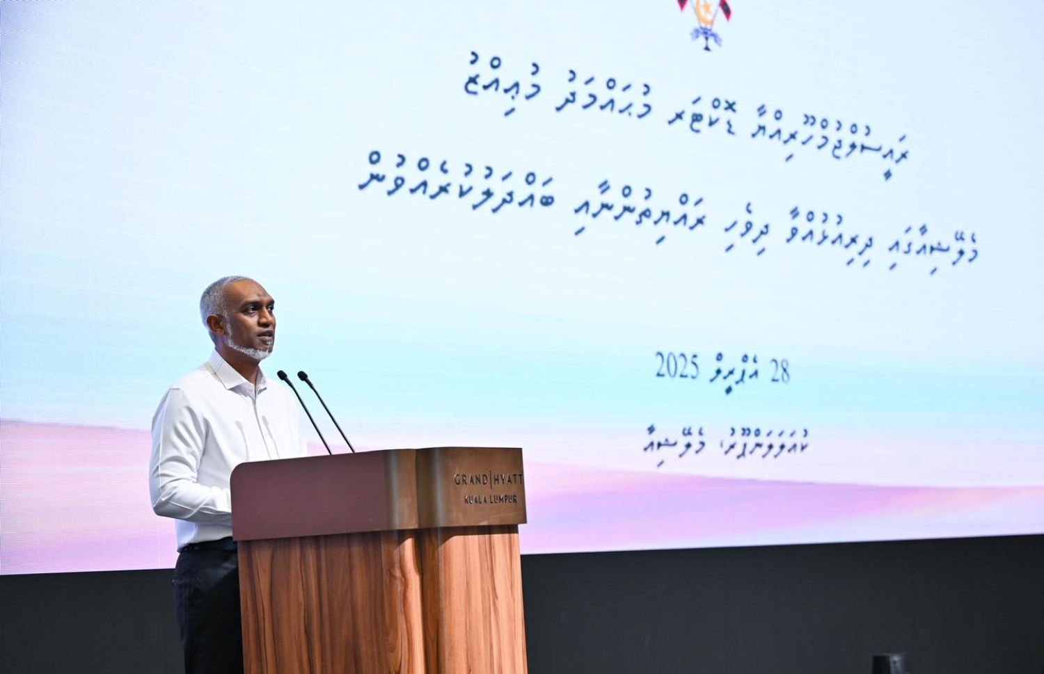 މެލޭޝިއާގައި ދިރިއުޅޭ ދިވެހިންނާ ބައްދަލުކުރައްވަން ރައީސް މުއިއްޒު މިރޭ ބޭއްވެވި ބައްދަލުވުމުގައި އެ މަނިކުފާނު ވާހަކަފުޅު ދައްކަވަނީ.---ފޮޓޯ: ރައީސް އޮފީސް