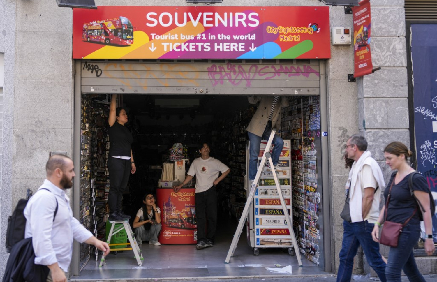 ސްޕެއިންގެ ބޮޑު ބަޔަކުން ކަރަންޓު ކެނޑި ހިދުމަތްތައް ހުއްޓުމުން ވިޔަފާރިވެރިން ފިހާރަތައް ބަންދުކުރަނީ. -- ފޮޓޯ: އޭއެފްޕީ