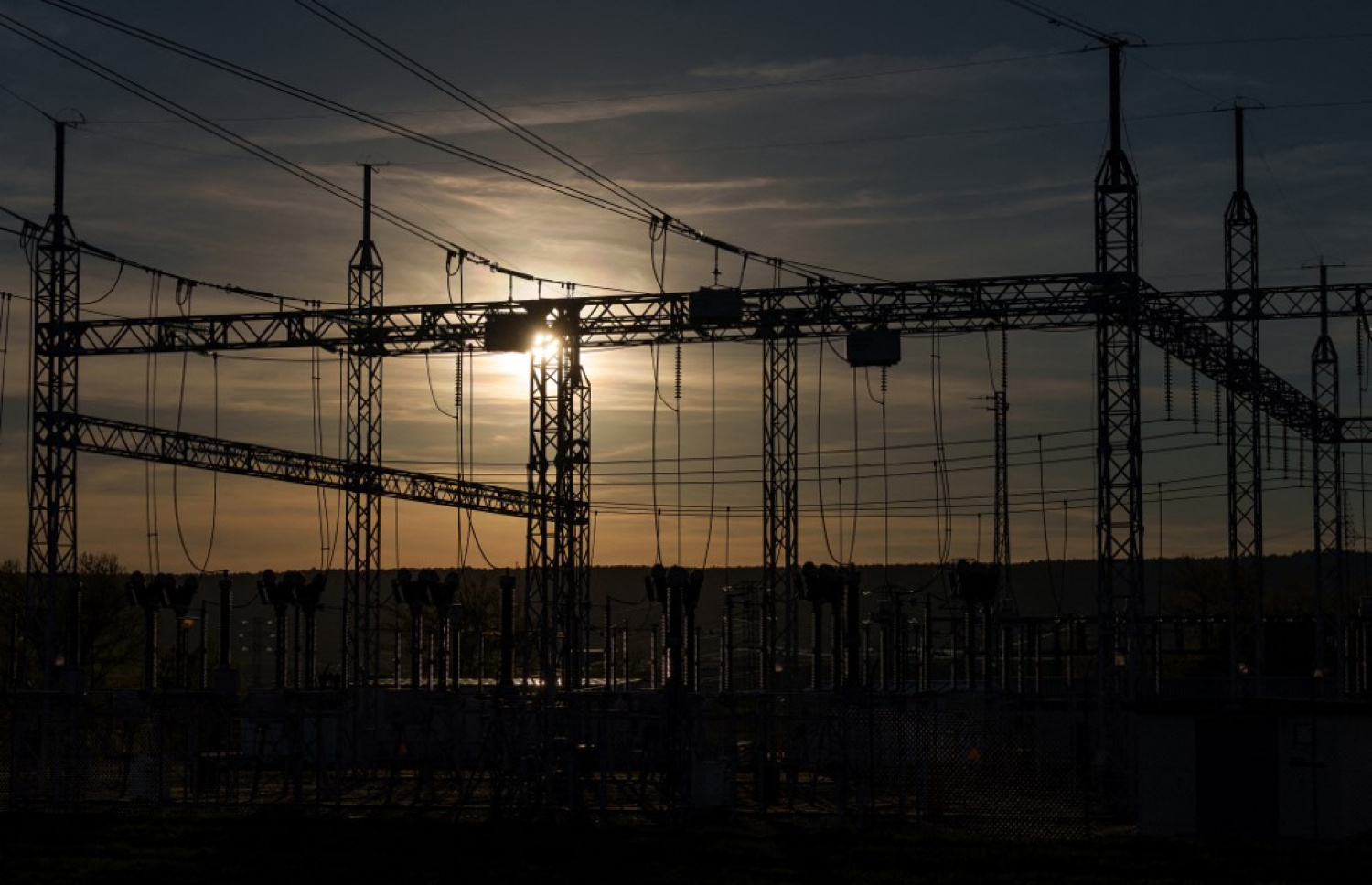 ސްޕެއިންގެ އިލެކްޓްރިކަލް ސަބްސްޓޭޝަނެއް: ކަރަންޓު ކެނޑުނު ސަރަހައްދުތަކަށް އެއްކޮށް ކަރަންޓު ދޭން ދިހަ ވަރަކަށް ގަޑިއިރު ހޭދަވާނެ ކަމަށް ވަނީ ލަފާކޮށްފައި. -- ފޮޓޯ: އޭއެފްޕީ