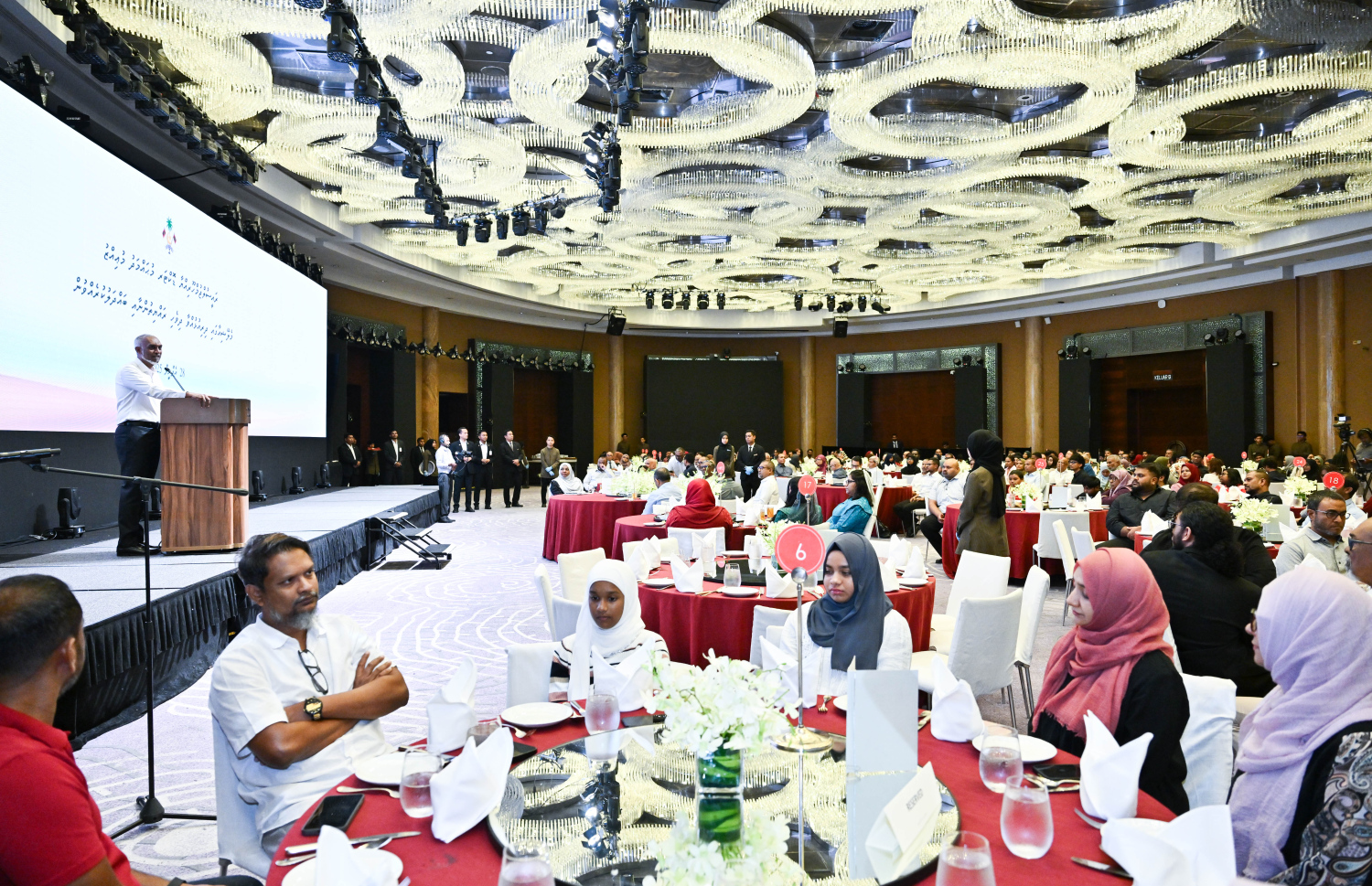 ރައީސް ޑރ މުހައްމަދު މުއިއްޒު މިދިޔަ އަހަރު މެލޭޝިއާއަށް ކުރެއްވި ރަސްމީ ދަތުރުފުޅުގައި، އެ ގައުމުގައި ދިރިއުޅޭ ދިވެހިންނާ ބައްދަލުކުރުމަށް ބޭއްވި ހަފްލާގައި އެ މަނިކުފާނު ވާހަކަފުޅު ދައްކަވަނީ -- ފޮޓޯ: ރައީސް އޮފީސް