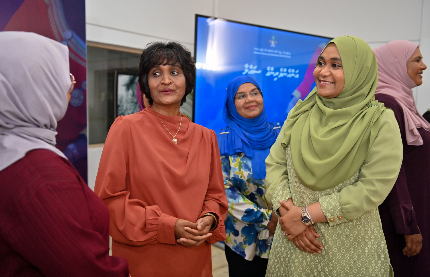 "އަންހެނުންގެ ސައްލާ" މަސައްކަތު ބައްދަލުވުން ފެށުމަށް މިއަދު ބޭއްވި ރަސްމިއްޔާތުގައި ފަސްޓް ލޭޑީ ސާޖިދާ މުހައްމަދު އެ ސައްލާގެ ބައިވެރިންނާ ވާހަކަ ދައްކަވަނީ.-- ފޮޓޯ: ރައީސް އޮފީސް