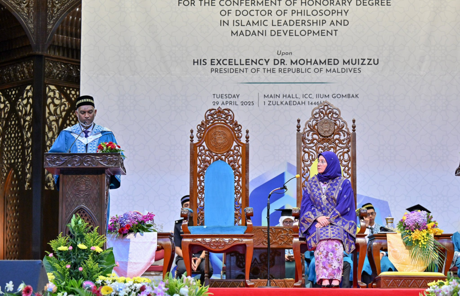 ރައީސް މުއިއްޒަށް އައިއައިޔޫއެމްގެ ފަރާތުން ޑޮކްޓަރޭޓްކަމުގެ ލަގަބު އެރުވުމާ ގުޅިގެން އެ މަނިކުފާނު އެ ރަސްމިއްޔާތުގައި މިއަދު ވާހަކަފުޅު ދައްކަވަނީ.---ފޮޓޯ: ރައީސް އޮފީސް