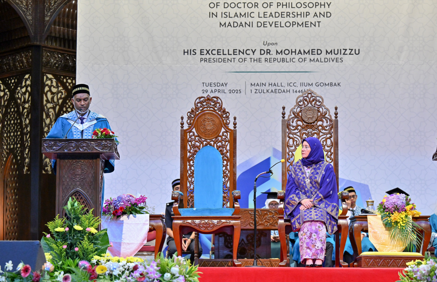 ރައީސް ޑރ. މުހައްމަދު މުއިއްޒަށް އިންޓަނޭޝަނަލް އިސްލާމިކް ޔުނިވާސިޓީ އޮފް މެލޭޝިއާ (އައިއައިޔޫއެމް) އިން އޮނަރަރީ ޑޮކްޓަރޭޓުގެ ލަގަބު އެރުވުމަށް އެ ޔުނިވާސިޓީގައި މިއަދު ބޭއްވި ހާއްސަ ރަސްމިއްޔާތުގައި އެ މަނިކުފާނު ވާހަކަފުޅު ދައްކަވަނީ.--- ފޮޓޯ: ރައީސް އޮފީސް