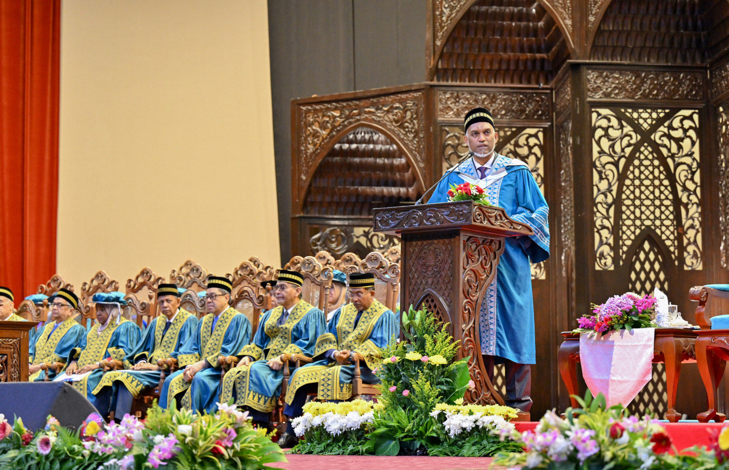 ރައީސް ޑރ. މުހައްމަދު މުއިއްޒަށް އިންޓަނޭޝަނަލް އިސްލާމިކް ޔުނިވާސިޓީ އޮފް މެލޭޝިއާ (އައިއައިޔޫއެމް) އިން އޮނަރަރީ ޑޮކްޓަރޭޓުގެ ލަގަބު އެރުވުމަށް އެ ޔުނިވާސިޓީގައި މިއަދު ބޭއްވި ހާއްސަ ރަސްމިއްޔާތުގައި އެ މަނިކުފާނު ވާހަކަފުޅު ދައްކަވަނީ.--- ފޮޓޯ: ރައީސް އޮފީސް