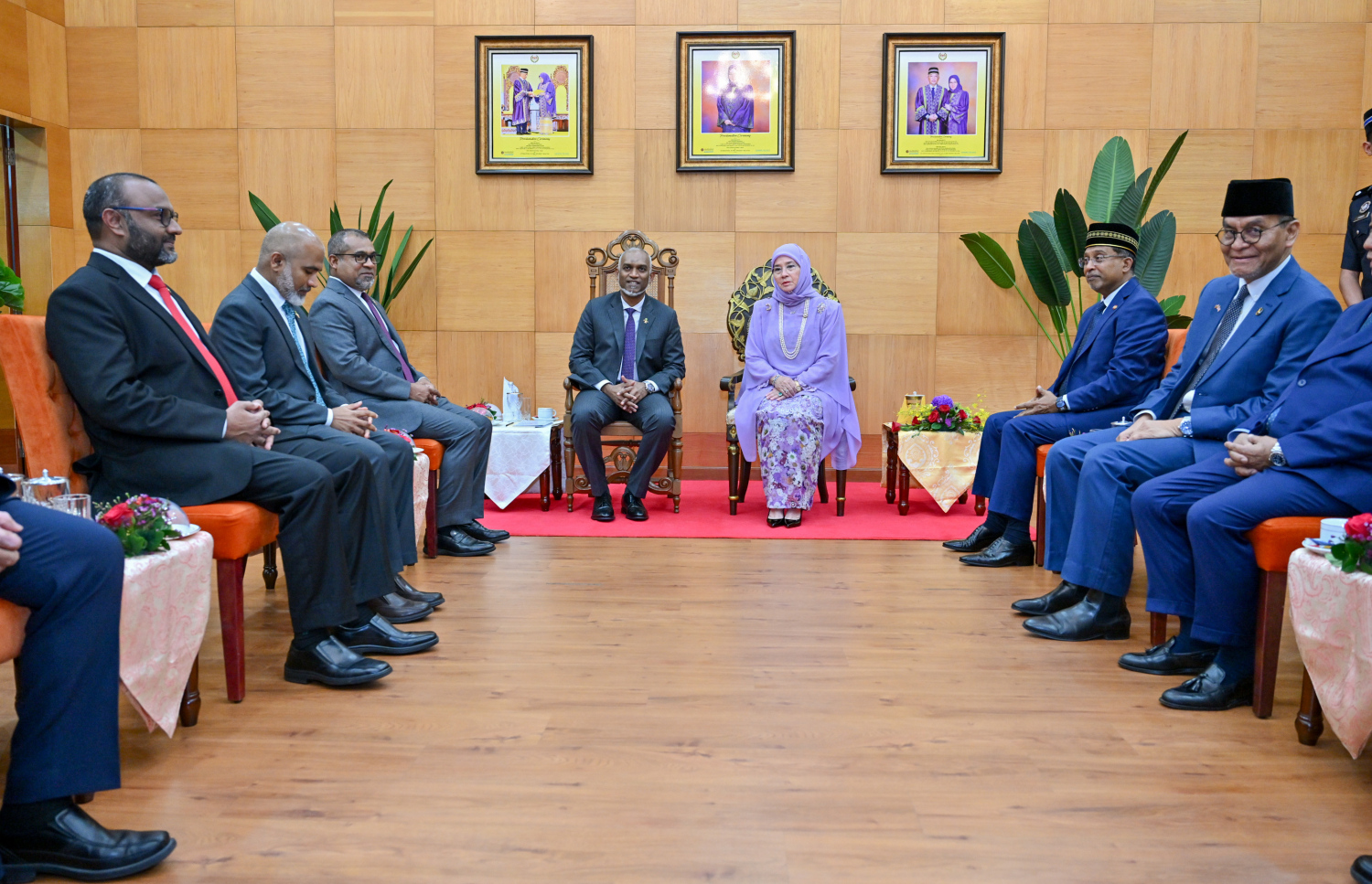 ރައީސް ޑރ. މުހައްމަދު މުއިއްޒަށް އިންޓަނޭޝަނަލް އިސްލާމިކް ޔުނިވާސިޓީ އޮފް މެލޭޝިއާ (އައިއައިޔޫއެމް) އިން އޮނަރަރީ ޑޮކްޓަރޭޓުގެ ލަގަބު އެރުވުމަށް އެ ޔުނިވާސިޓީގައި މިއަދު ބޭއްވި ހާއްސަ ރަސްމިއްޔާތުގައި އެ މަނިކުފާނު ވަޑައިގެން އެ ޔުނިވާސިޓީގެ އިސްބޭފުޅުންނާ ބައްދަލުކުރައްވަނީ.--- ފޮޓޯ: ރައީސް އޮފީސް