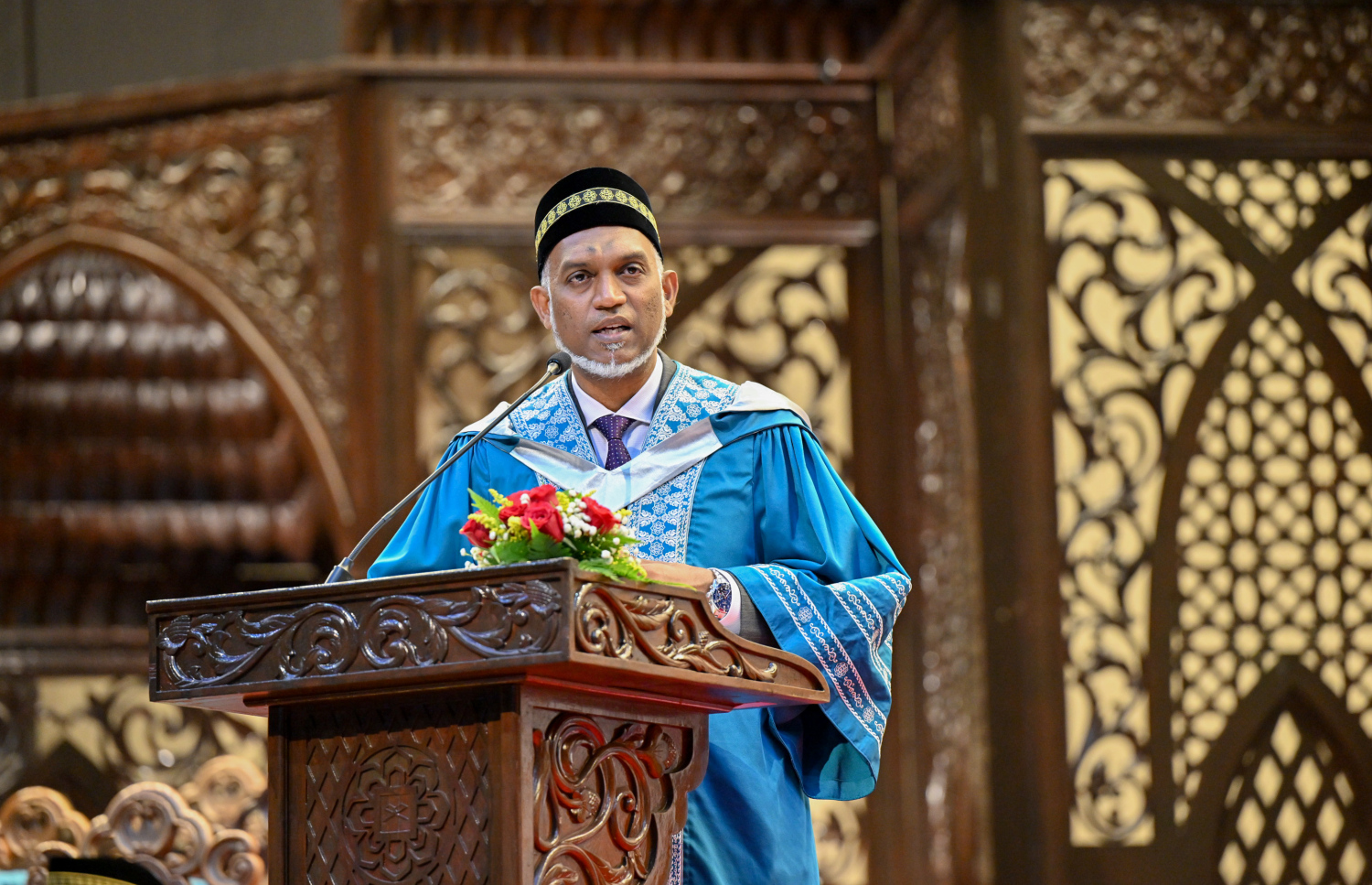 ރައީސް ޑރ. މުހައްމަދު މުއިއްޒަށް އިންޓަނޭޝަނަލް އިސްލާމިކް ޔުނިވާސިޓީ އޮފް މެލޭޝިއާ (އައިއައިޔޫއެމް) އިން އޮނަރަރީ ޑޮކްޓަރޭޓުގެ ލަގަބު އެރުވުމަށް އެ ޔުނިވާސިޓީގައި މިއަދު ބޭއްވި ހާއްސަ ރަސްމިއްޔާތުގައި އެ މަނިކުފާނު ވާހަކަފުޅު ދައްކަވަނީ.--- ފޮޓޯ: ރައީސް އޮފީސް