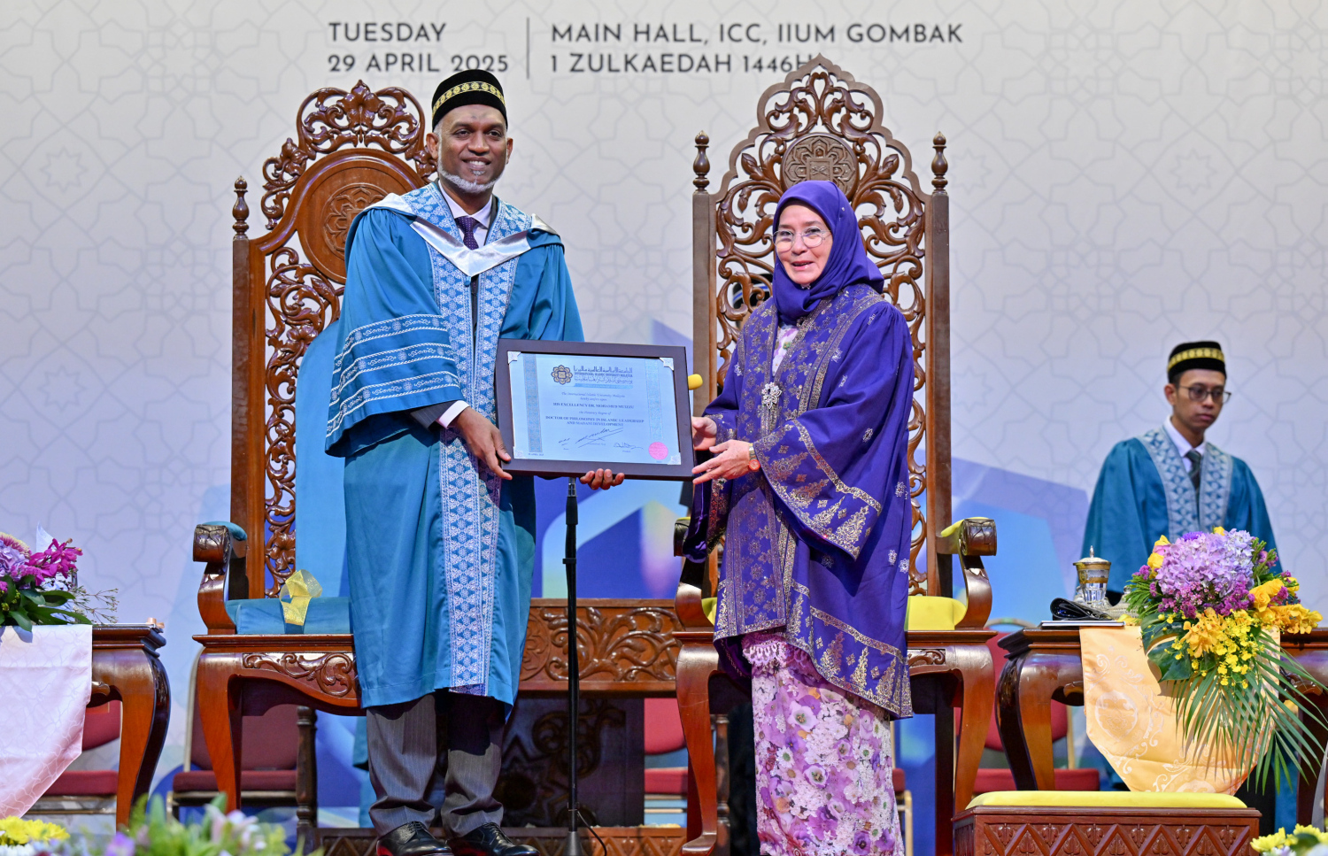 އައިއައިޔޫއެމުން ރައީސް މުއިއްޒަށް ޑޮކްޓަރޭޓުކަމުގެ ލަގަބު މިއަދު އަރުވަނީ: މިއީ އެ ޔުނިވާސިޓީން ދިވެއްސަކަށް މި ލަގަބު އެރުވި ފުރަތަމަ ފަހަރު.---ފޮޓޯ: ރައީސް އޮފީސް