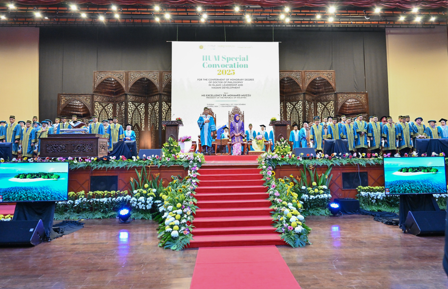 ރައީސް ޑރ. މުހައްމަދު މުއިއްޒަށް އިންޓަނޭޝަނަލް އިސްލާމިކް ޔުނިވާސިޓީ އޮފް މެލޭޝިއާ (އައިއައިޔޫއެމް) އިން އޮނަރަރީ ޑޮކްޓަރޭޓުގެ ލަގަބު އެރުވުމަށް އެ ޔުނިވާސިޓީގައި މިއަދު ބޭއްވި ހާއްސަ ރަސްމިއްޔާތުގައި އެ މަނިކުފާނު ބައިވެރިވެވަޑައިގަންނަވަނީ.--- ފޮޓޯ: ރައީސް އޮފީސް