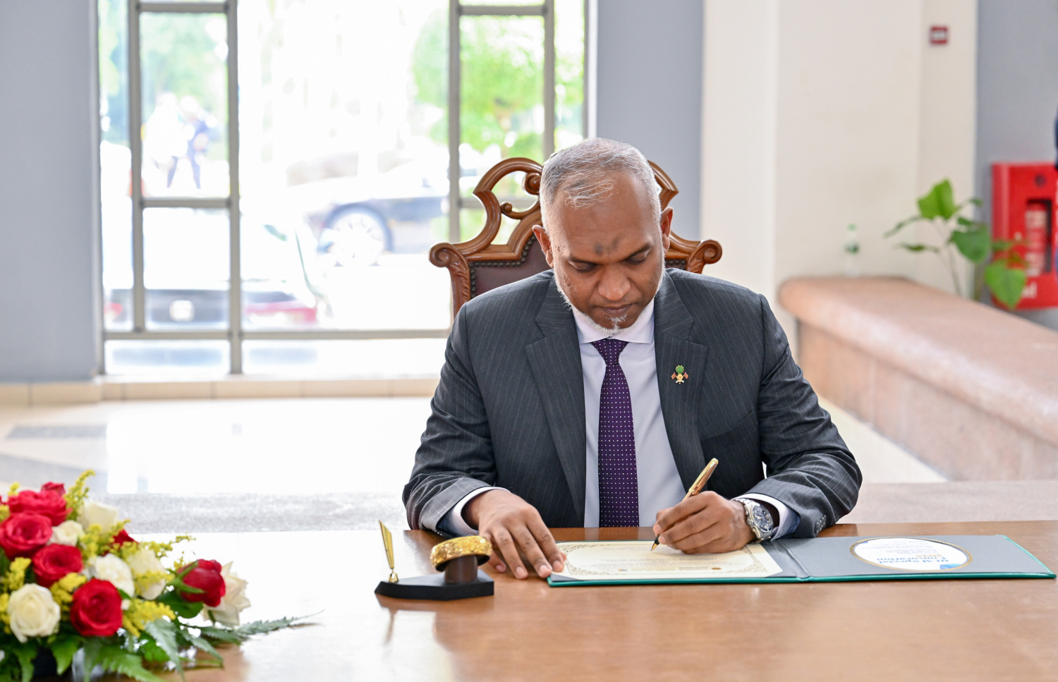 ރައީސް ޑރ. މުހައްމަދު މުއިއްޒަށް އިންޓަނޭޝަނަލް އިސްލާމިކް ޔުނިވާސިޓީ އޮފް މެލޭޝިއާ (އައިއައިޔޫއެމް) އިން އޮނަރަރީ ޑޮކްޓަރޭޓުގެ ލަގަބު އެރުވުމަށް އެ ޔުނިވާސިޓީގައި މިއަދު ބޭއްވި ހާއްސަ ރަސްމިއްޔާތަށް އެ މަނިކުފާނު ވަޑައިގެން އިއްޒަތްތެރިންނަށް ހާއްސަ ފޮތުގައި ސޮއި ކުރައްވަނީ.--- ފޮޓޯ: ރައީސް އޮފީސް