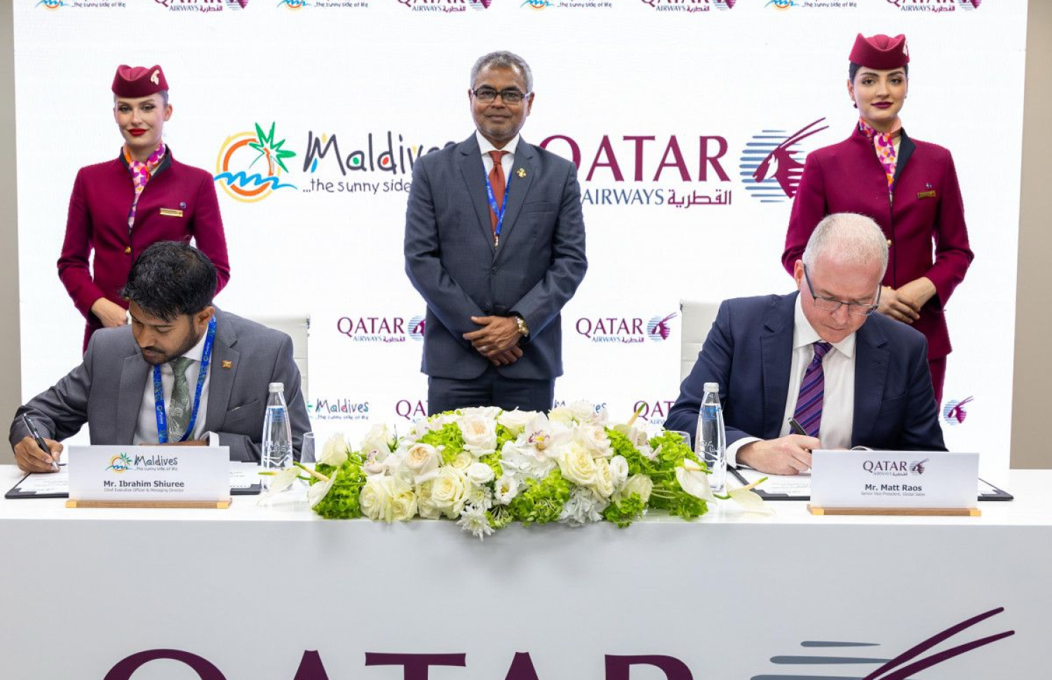 ރާއްޖެ ޕްރޮމޯޓް ކުރަން ގަތަރު އެއާވޭސް އާ އެކު އެމްއޯޔޫއެއްގައި ސޮއިކުރަނީ. --ފޮޓޯ: އެމްއެމްޕީއާރުސީ