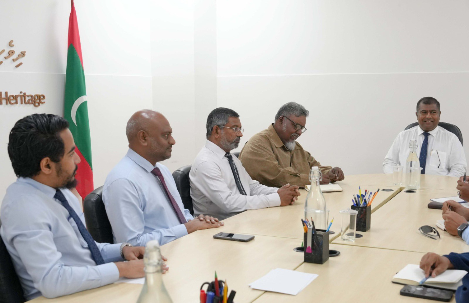 ނަފުސާނުީ އަނިޔާ ލިބޭ މީހުންނަށް އަދަބިއްޔާތުގެ އެހީގައި ފަރުވާދިނުމަށް ދިވެހިބަހުގެ މިނިސްޓްރީން ފުލުހުންނާ އެކު މަޝްވަރާކުރުމަށް ބޭއްވި ބައްދަލުވުން.-- ފޮޓޯ: ދިވެހިބަހާއި ސަގާފަތާ ބެހޭ މިނިސްޓްރީ