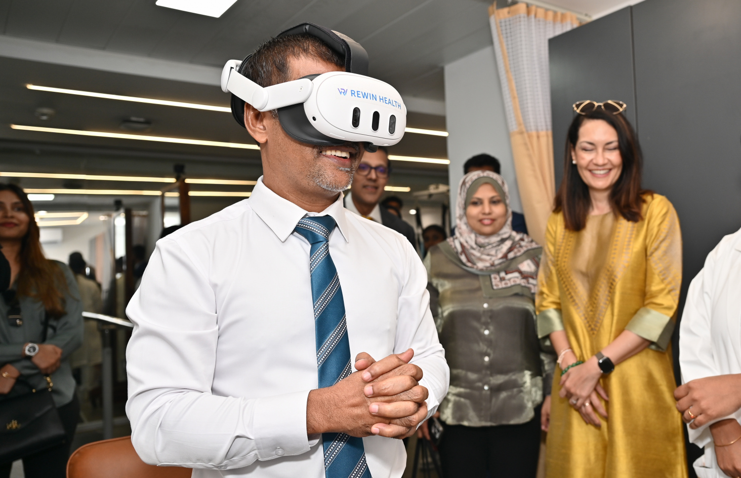 މިއަދު ހުޅުވި ރިހެބިލިޓޭޝަން ސެންޓަރުން ބަލިމީހުންނަށް ފަރުވާ ދިނުމަށް ބޭނުންކުރާ މެޝިނެއް ހެލްތު މިނިސްޓަރު އަބްދުﷲ ނާޒިމްަށް ދައްކާލަނީ.--- ފޮޓޯ: ނިޝާން އަލީ | މިހާރު