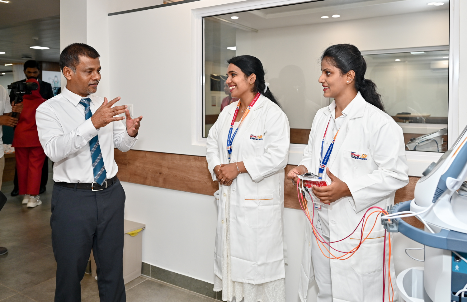 އިންޑިއާގެ "މިއޮޓް" ހޮސްޕިޓަލުން ރާއްޖޭގައި ހުޅުވި ދުނިޔޭގެ ފެންވަރުގެ ރިހެބިލިޓޭޝަން ސެންޓަރު ހެލްތު މިނިސްޓަރު ނާޒިމް ބައްލަވާލައްވަމުން އެ ތަނުގެ ބައެއް މުވައްޒަފުންނާ ވާހަކަ ދައްކަވަނީ: އެއީ އެންމެ ފަހުގެ ޓެކްނޮލަޖީގެ އެހީގައި ފަރުވާ ދީ، އާއްމު ދިރިއުޅުމަށް ރުޖޫއަވުމަށް ބޭނުންވާ ރިހެބިލިޓޭޝަން ދޭ ސެންޓަރެއް.-- ފޮޓޯ: ނިޝާން އަލީ | މިހާރު