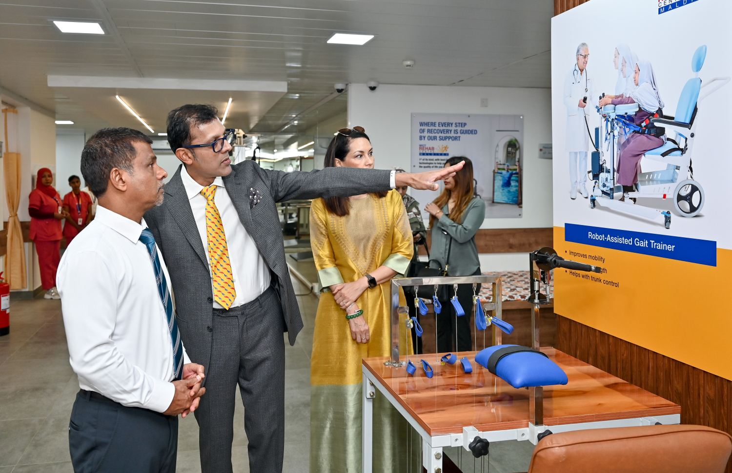 މިއޮޓް ހޮސްޕިޓަލުގެ މެނޭޖިން ޑިރެކްޓަރު ޑރ. ޕްރިތްވީ މޮހަންޑަސް ހެލްތު މިނިސްޓަރު އަބދުﷲ ނާޒިމަށް ރިހިބެލިޓޭޝަން ސެންޓަރުގެ ބައެއް މައުލޫމާތު ދެއްވަނީ.--- ފޮޓޯ: ނިޝާން އަލީ | މިހާރު