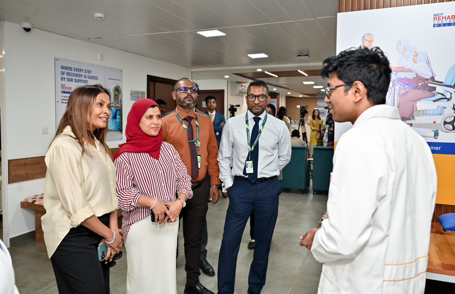 އިންޑިއާގެ "މިއޮޓް" ހޮސްޕިޓަލުން ރާއްޖޭގައި ހުޅުވި ދުނިޔޭގެ ފެންވަރުގެ ރިހެބިލިޓޭޝަން ސެންޓަރާ ބެހޭ މައުލޫމާތު ހެލްތު މިނިސްޓްރީގެ ބައެއް އިސްވެރިން ހޯއްދަވަނީ.---ފޮޓޯ: ނިޝާން އަލީ| މިހާރު