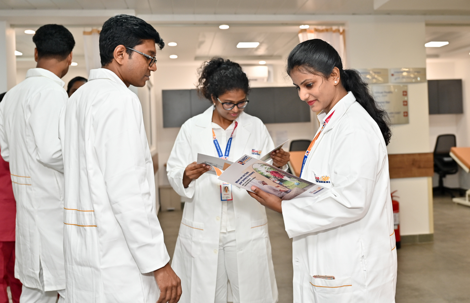 އިންޑިއާގެ "މިއޮޓް" ހޮސްޕިޓަލުން ރާއްޖޭގައި ހުޅުވި ރިހެބިލިޓޭޝަން ސެންޓަރުގެ ތެރަޕިސްޓުން: އެއީ އެންމެ ފަހުގެ ޓެކްނޮލަޖީގެ އެހީގައި ފަރުވާ ދީ، އާއްމު ދިރިއުޅުމަށް ރުޖޫއަވުމަށް ބޭނުންވާ ރިހެބިލިޓޭޝަން ދޭ ސެންޓަރެއް.-- ފޮޓޯ: ނިޝާން އަލީ | މިހާރު