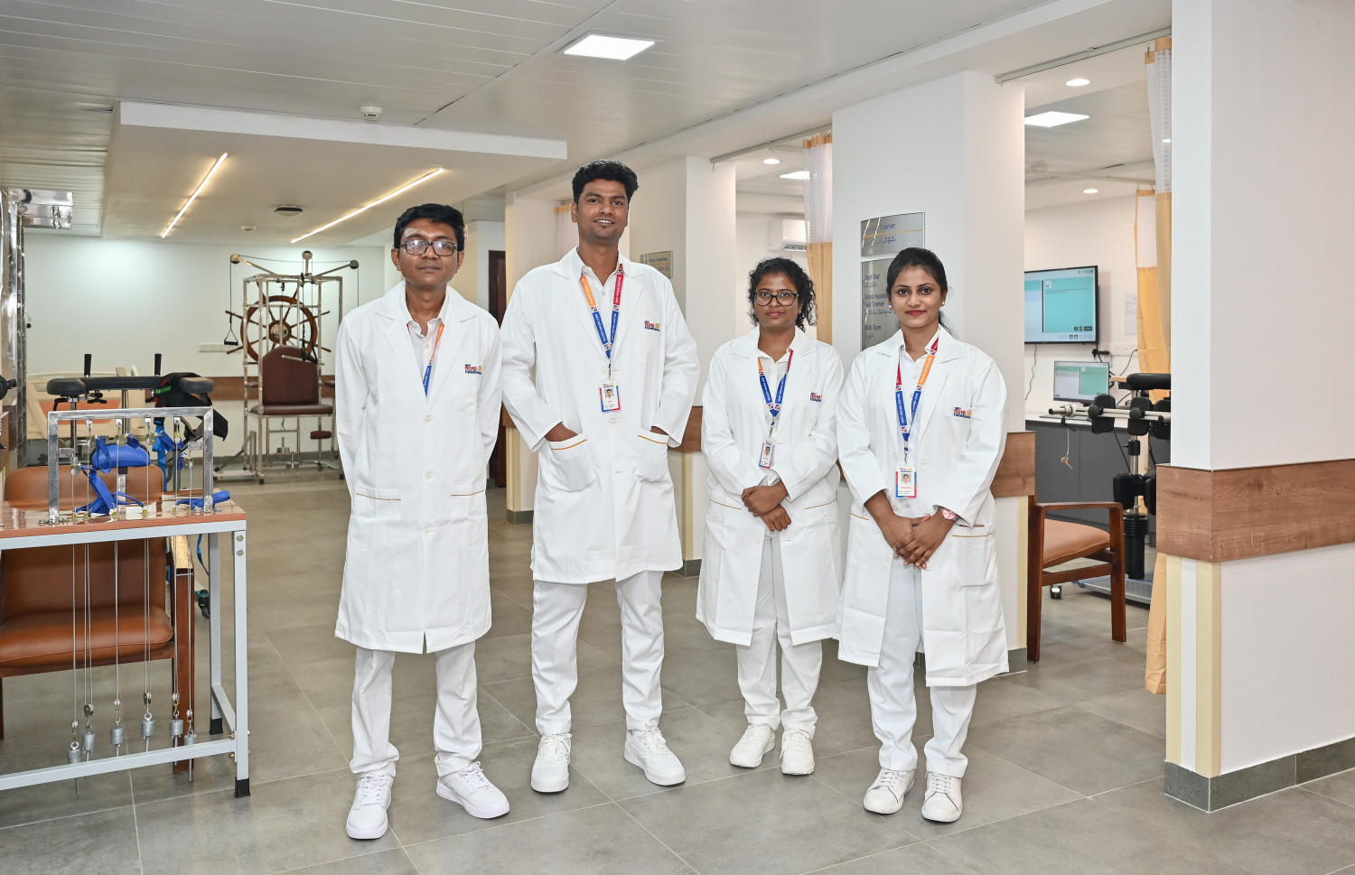 އިންޑިއާގެ "މިއޮޓް" ހޮސްޕިޓަލުން ރާއްޖޭގައި ހުޅުވި ރިހެބިލިޓޭޝަން ސެންޓަރުގެ ތެރަޕިސްޓުން ފޮޓޯއަކަށް ހުއްޓިގެން: އެއީ އެންމެ ފަހުގެ ޓެކްނޮލަޖީގެ އެހީގައި ފަރުވާ ދީ، އާއްމު ދިރިއުޅުމަށް ރުޖޫއަވުމަށް ބޭނުންވާ ރިހެބިލިޓޭޝަން ދޭ ސެންޓަރެއް.-- ފޮޓޯ: ނިޝާން އަލީ | މިހާރު