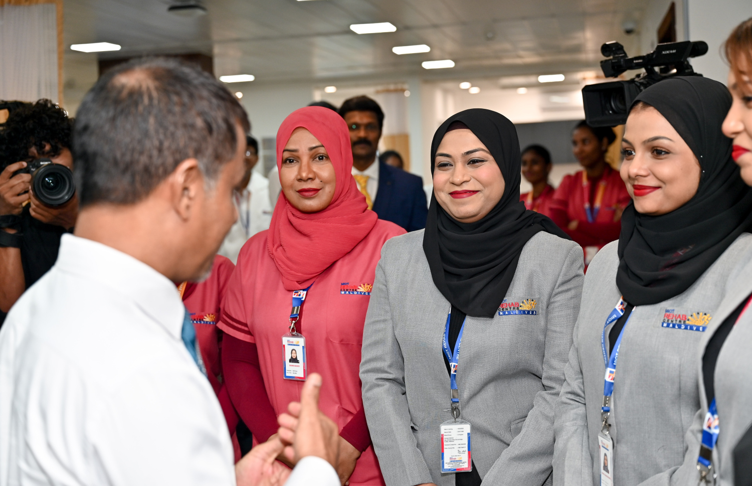 އިންޑިއާގެ "މިއޮޓް" ހޮސްޕިޓަލުން ރާއްޖޭގައި ހުޅުވި ދުނިޔޭގެ ފެންވަރުގެ ރިހެބިލިޓޭޝަން ސެންޓަރު ހެލްތު މިނިސްޓަރު ނާޒިމް ބައްލަވާލައްވަމުން އެ ތަނުގެ ބައެއް މުވައްޒަފުންނާ ވާހަކަ ދައްކަވަނީ: އެއީ އެންމެ ފަހުގެ ޓެކްނޮލަޖީގެ އެހީގައި ފަރުވާ ދީ، އާއްމު ދިރިއުޅުމަށް ރުޖޫއަވުމަށް ބޭނުންވާ ރިހެބިލިޓޭޝަން ދޭ ސެންޓަރެއް.-- ފޮޓޯ: ނިޝާން އަލީ | މިހާރު