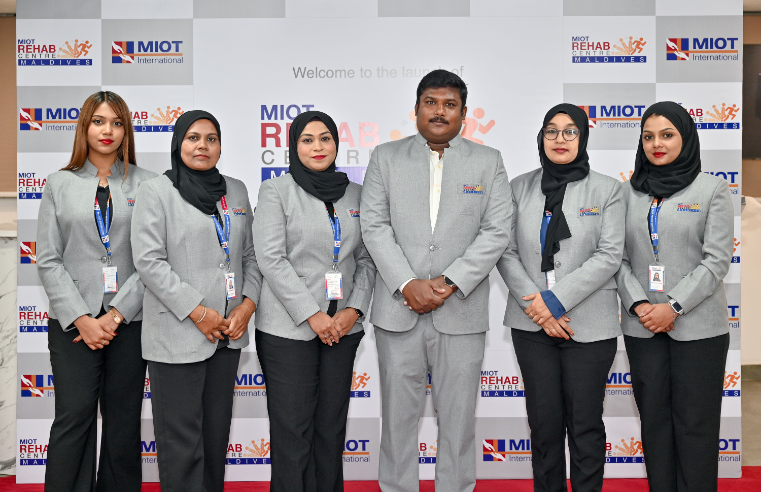 އިންޑިއާގެ "މިއޮޓް" ހޮސްޕިޓަލުން ރާއްޖޭގައި ހުޅުވި ރިހެބިލިޓޭޝަން ސެންޓަރުގެ ބައެއް މުވައްޒަފުން ފޮޓޯއަކަށް ހުއްޓިގެން. އެއީ އެންމެ ފަހުގެ ޓެކްނޮލަޖީގެ އެހީގައި ފަރުވާ ދީ، އާއްމު ދިރިއުޅުމަށް ރުޖޫއަވުމަށް ބޭނުންވާ ރިހެބިލިޓޭޝަން ދޭ ސެންޓަރެއް.-- ފޮޓޯ: ނިޝާން އަލީ | މިހާރު