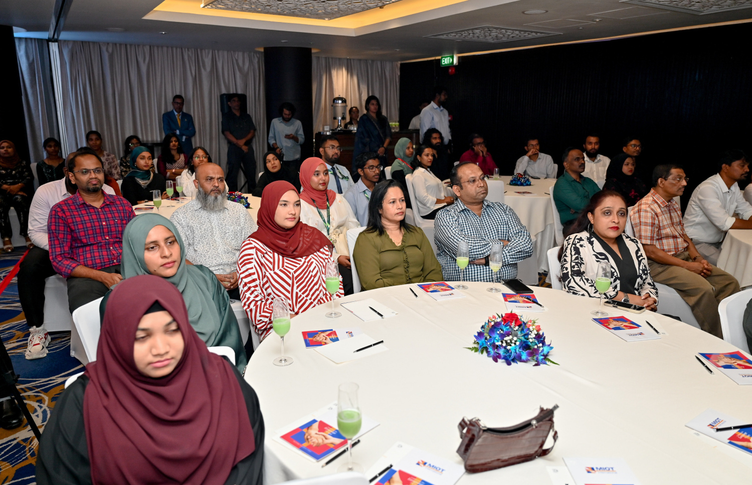 އިންޑިއާގެ ޗެންނާއީގައި ހުންނަ މަލްޓި ސެޕަޝަލްޓީ ހޮސްޕިޓަލް "މިއޮޓް"އިން ރާއްޖޭގައި ރިހެބިލިޓޭޝަން ސެންޓަރު ހުޅުވުމާ ގުޅިގެން ހޮޓެލް ޖެންގައި ބޭއްވި ރަސްމީ ހަފްލާގައި ބައިވެރިވި ބައެއް މީހުން.-- ފޮޓޯ: ނިޝާން އަލީ | މިހާރު