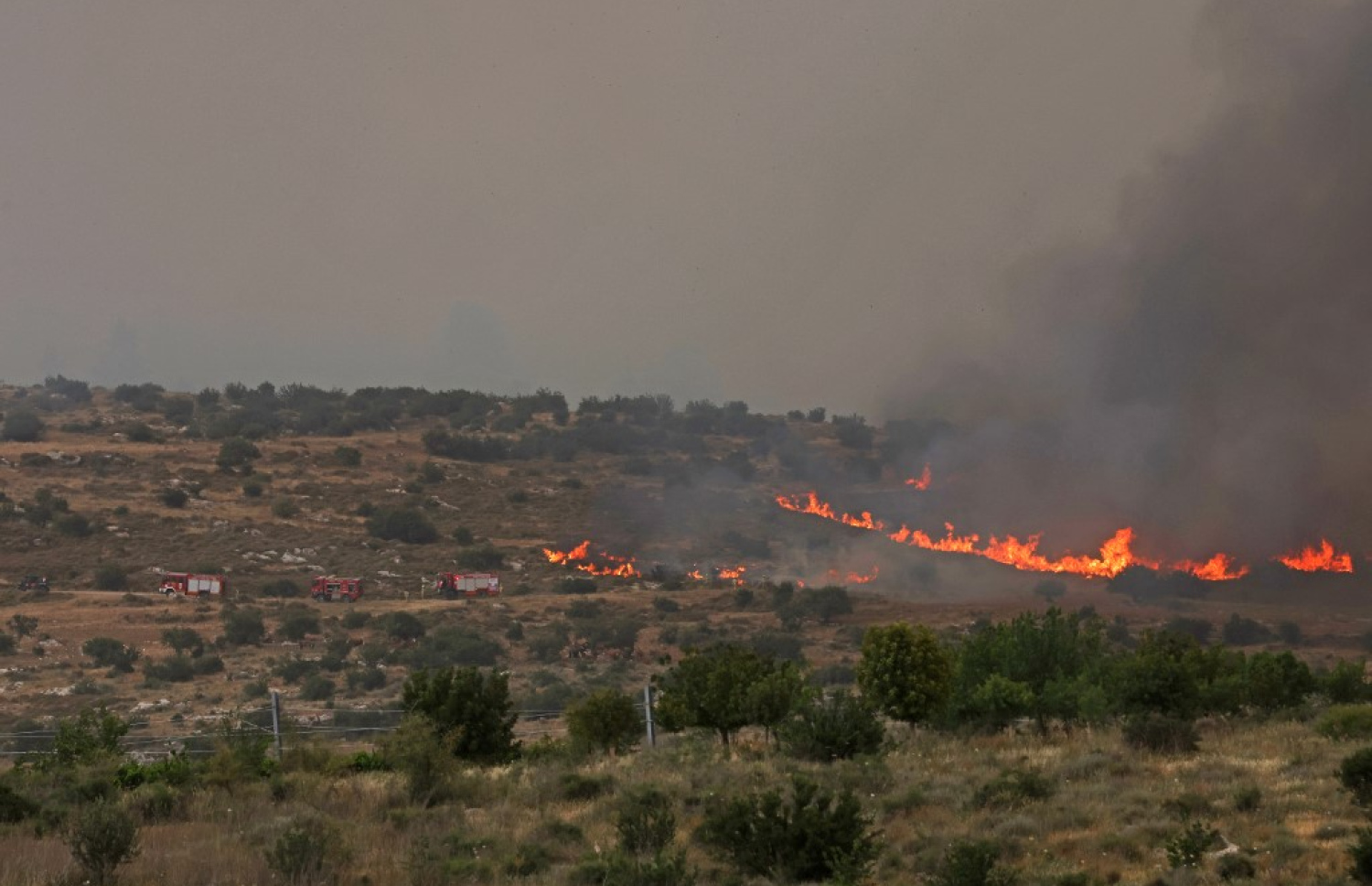 އިޒްރޭލުގައި ރޯވެފައިވާ އަލިފާން ގުދުސްގެ މައި ހައިވޭ ސަރަހައްދަށް ފެތުރިފައި. -- ފޮޓޯ: އޭއެފްޕީ