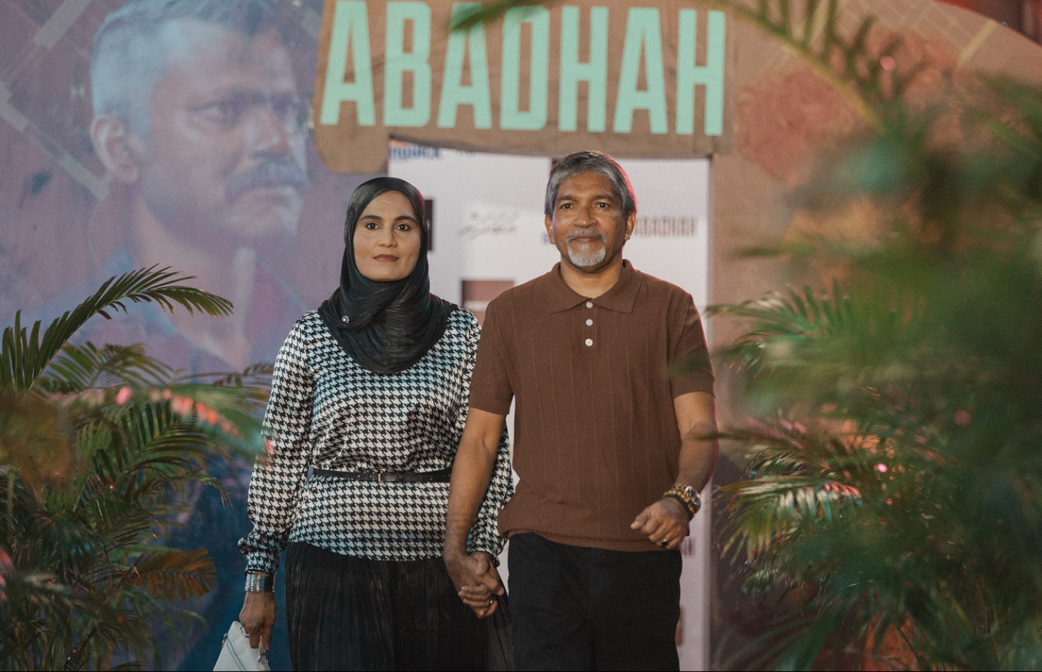 ދިވެހި ފިލްމު "އަބަދަށް"ގެ ރެޑްކާޕެޓް އިވެންޓްގައި ލަވަ ކިޔުންތެރިން ކަމަށްވާ ރާފިޔަތް ރަމީޒާއި ފިރިކަލުން އިބްރާހިމް އާމިރު ބައިވެރިވަނީ -- ފޮޓޯ: ނޫރް އެން މޫވީ