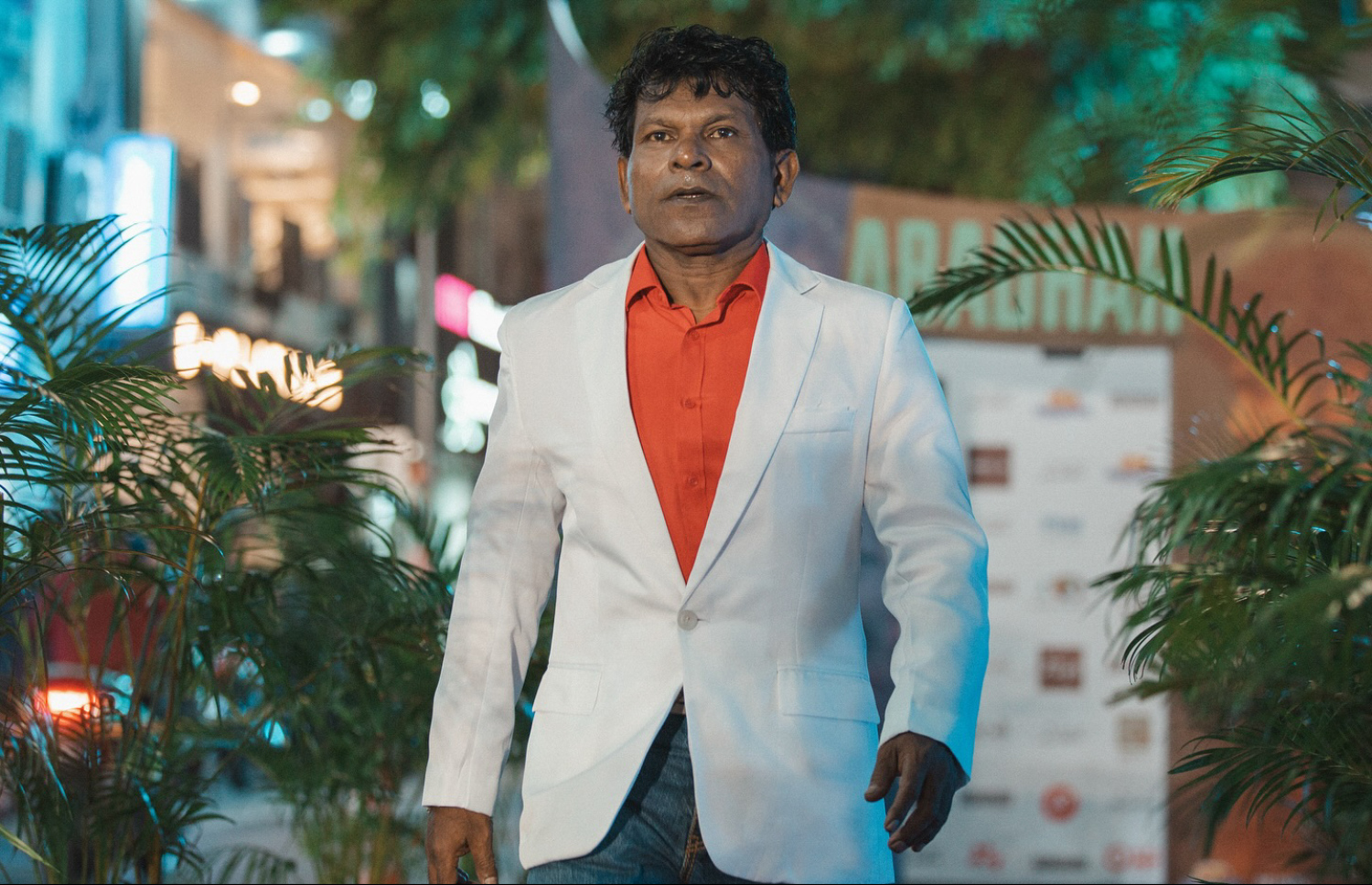 ދިވެހި ފިލްމު "އަބަދަށް"ގެ ރެޑްކާޕެޓް އިވެންޓްގައި އެ ފިލްމުގެ ބައެއް އެކްޓަރުން ބައިވެރިވަނީ -- ފޮޓޯ: ނޫރް އެން މޫވީ