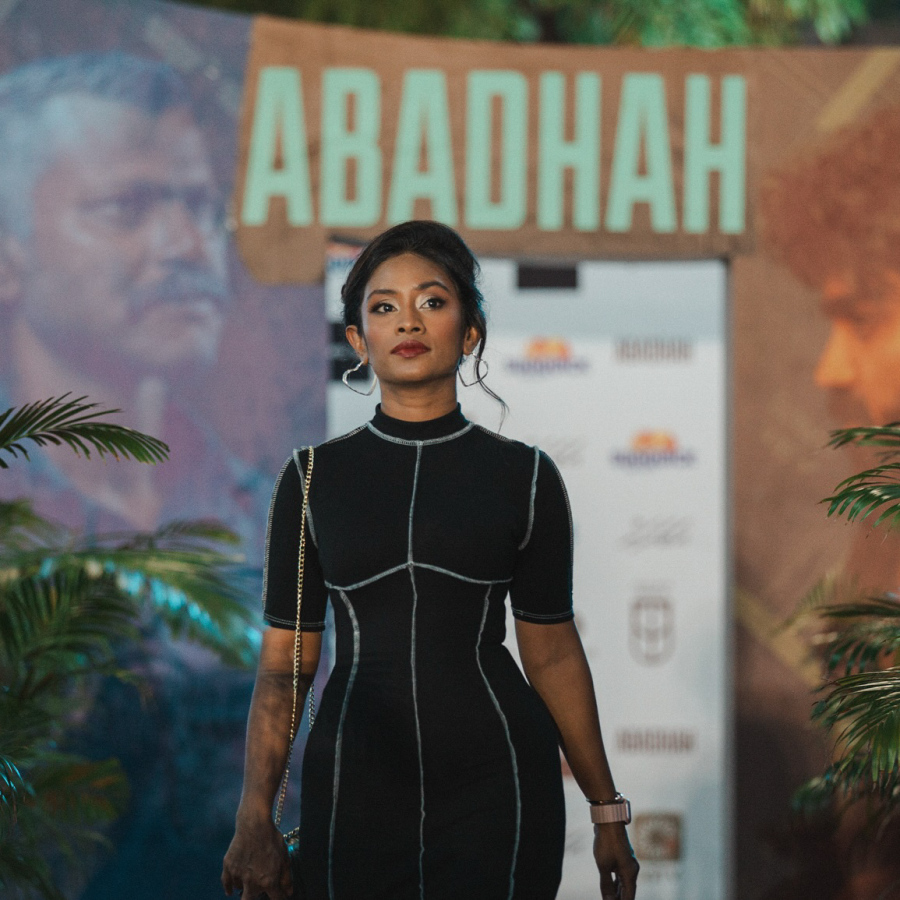 ދިވެހި ފިލްމު "އަބަދަށް"ގެ ރެޑްކާޕެޓް އިވެންޓްގައި ލަވަ ކިޔުންތެރިޔާ މަރިޔަމް އަޝްފާ ބައިވެރިވަނީ -- ފޮޓޯ: ނޫރް އެން މޫވީ