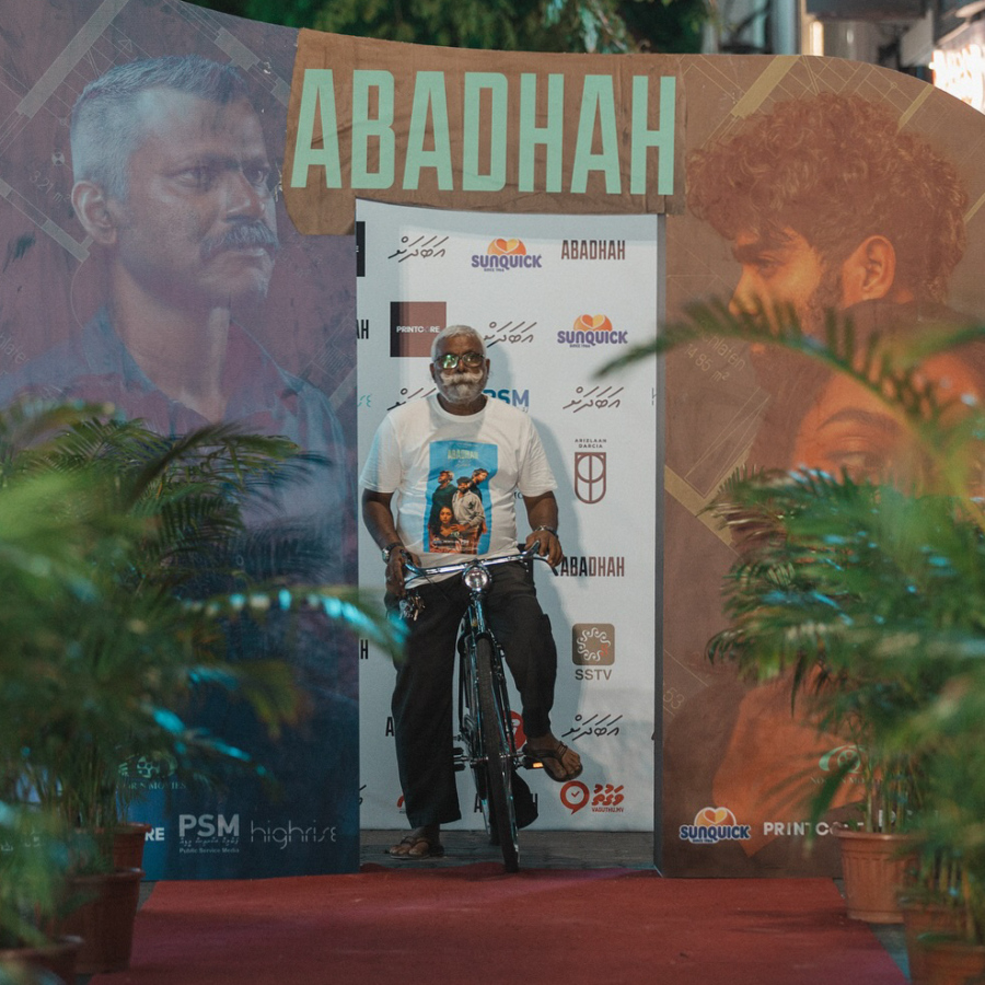 ދިވެހި ފިލްމު "އަބަދަށް"ގެ ރެޑްކާޕެޓް އިވެންޓްގައި އެ ފިލްމުގެ ބައެއް އެކްޓަރުން ބައިވެރިވަނީ -- ފޮޓޯ: ނޫރް އެން މޫވީ