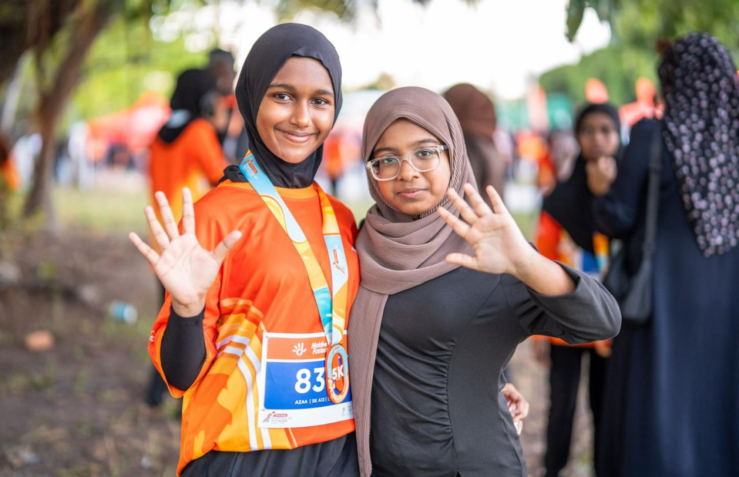 ދިރާގު ފުވައްމުލައް ރަންގައި ބައިވެރިވި ބައެއް ކުދިން ދުވުމަށް ފަހު، މެޑަލާ އެކު ފޮޓޯއަކަށް ހުއްޓިލައިގެން-- ފޮޓޯ: ދިރާގު