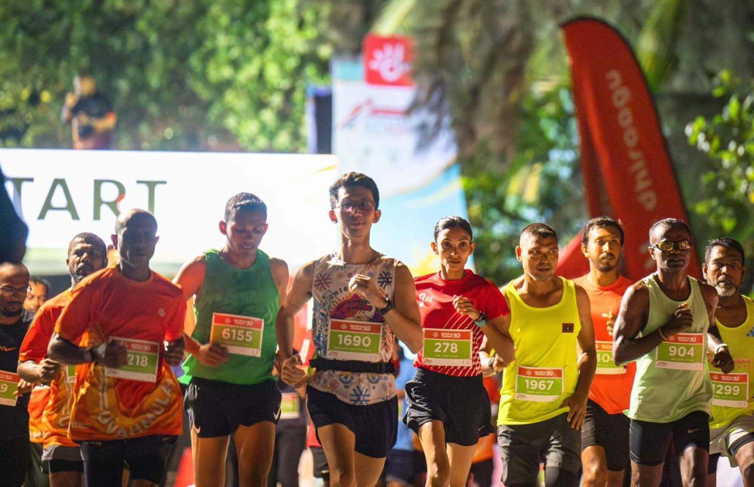 ދިރާގު ފުވައްމުލައް ރަންގެ ހާފް މެރެތަން ދުވުމުގެ ބައިވެރިން ދުވަނީ: މި ރަންގައި ދުނިޔޭގެ އެކި ގައުމުތަކުގެ ދުވުންތެރިން ހިމނޭ ގޮތަށް 1،112 ދުވުންތެރިން ބައިވެރިވި -- ފޮޓޯ: ދިރާގު