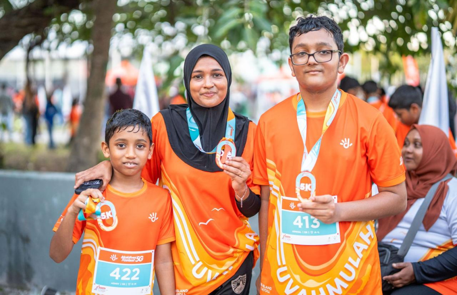 ދިރާގު ފުވައްމުލައް ރަންގައި ބައިވެރިވި ބައެއް ކުދިން ދުވުމަށް ފަހު، މެޑަލާ އެކު ފޮޓޯއަކަށް ހުއްޓިލައިގެން-- ފޮޓޯ: ދިރާގު