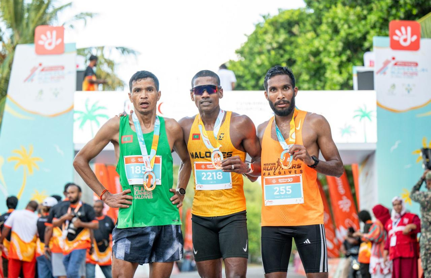 ދިރާގު ފުވައްމުލައް ރަންގައި ބައިވެރިވި ބައެއް ދުވުންތެރިން ރޭސް ނިންމާލުމަށް ފަހު މެޑަކާ އެކު ފޮޓޯއަކަށް ހުއްޓިލައިގެން.--- ފޮޓޯ: ދިރާގު