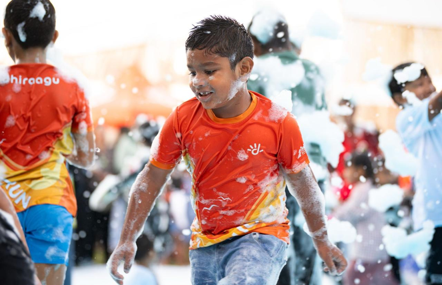 ދިރާގު ފުވައްމުލައް ރަންގައި ބައިވެރިވި ކުއްޖަކު ސްޓޯލެއްގައި ބޭއްވި ފޯމު ހަރަކާތުގައި ބައިވެރިވަނީ.--- ފޮޓޯ: ދިރާގު