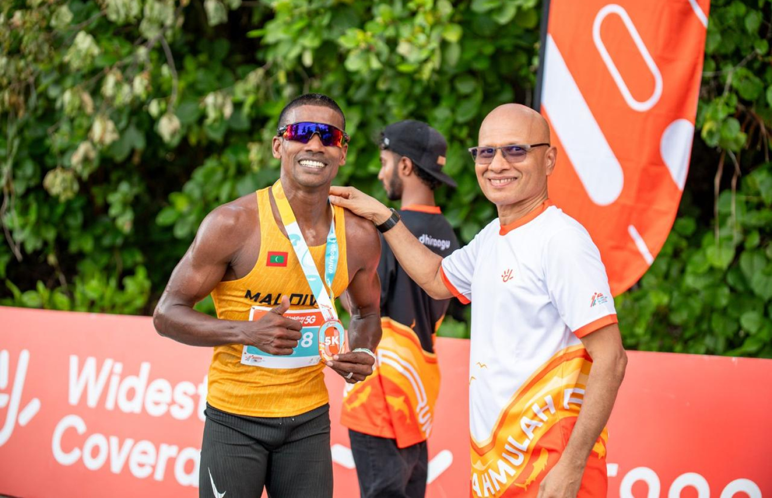 ދިރާގު ފުވައްމުލައް ރަންގެ ފަސް ކިލޯމީޓަރު ދުވުން ނިންމާލުމަށް ފަހު، ރާއްޖޭގެ ބާރު ދުވުންތެރިޔާ ހުސެއިން ފައިސަލް ހާރޫން ދިރާގުގެ ސީއީއޯ އިސްމާއިލް ރަޝީދާ އެކު، ފޮޓޯއެއް ނަގަނީ.--- ފޮޓޯ: ދިރާގު