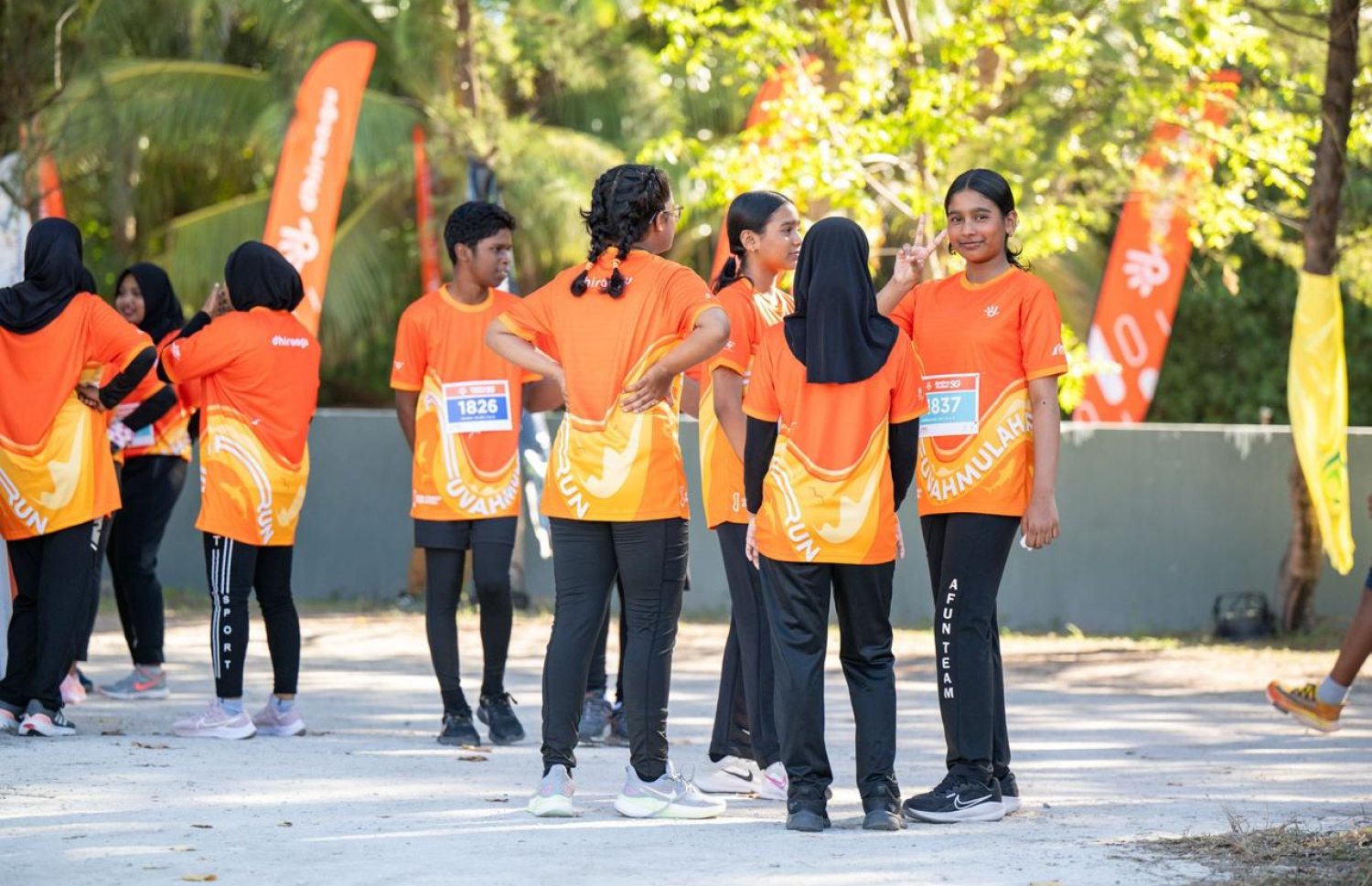 ދިރާގު ފުވައްމުލައް ރަންގައި ދުވާ ބައެއް ސްކޫލްތަކުގެ ކުދިން ރޭސް ކުރިއަށް ގެންދާ ސަރަހައްދުގައި މަޑުކޮށްލައިގެން.--- ފޮޓޯ: ދިރާގު