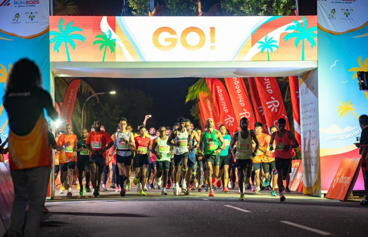 ދިރާގު ފުވައްމުލައް ރަންގެ ހާފް މެރެތަން ދުވުމުގެ ބައިވެރިން ދުވަން ތައްޔާރުވެގެން -- ފޮޓޯ: ދިރާގު