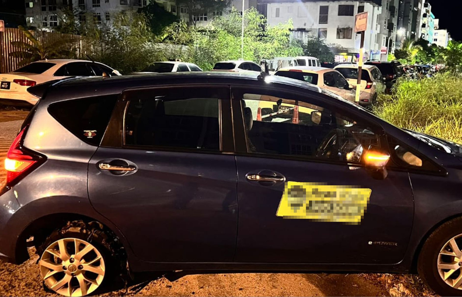 ޑްރަގްސް ބޭނުން ކޮށްގެން ހުރެ ދުއްވި ކާރު.--