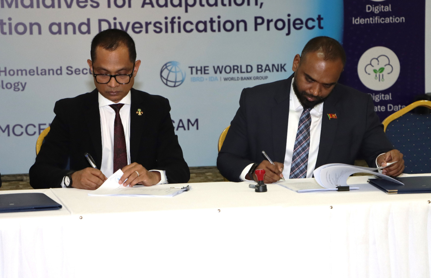 އެންސީއައިޓީގެ އިސްވެރިޔާ އަދި ސްޓޭޓް މިނިސްޓަރު ޑރ. މުހައްމަދު ކިނާނަތާއި ކޭބީއެސްއެލްގެ އެސޯސިއޭޓް ވައިސް ޕްރެޒިޑެންޓް، އިންޓަނޭޝަނަލް ބިޒްނަސް، ކްރިޝާން ޕެރޭރާ އެއްބަސްވުމުގައި ސޮއި ކުރައްވަނީ.