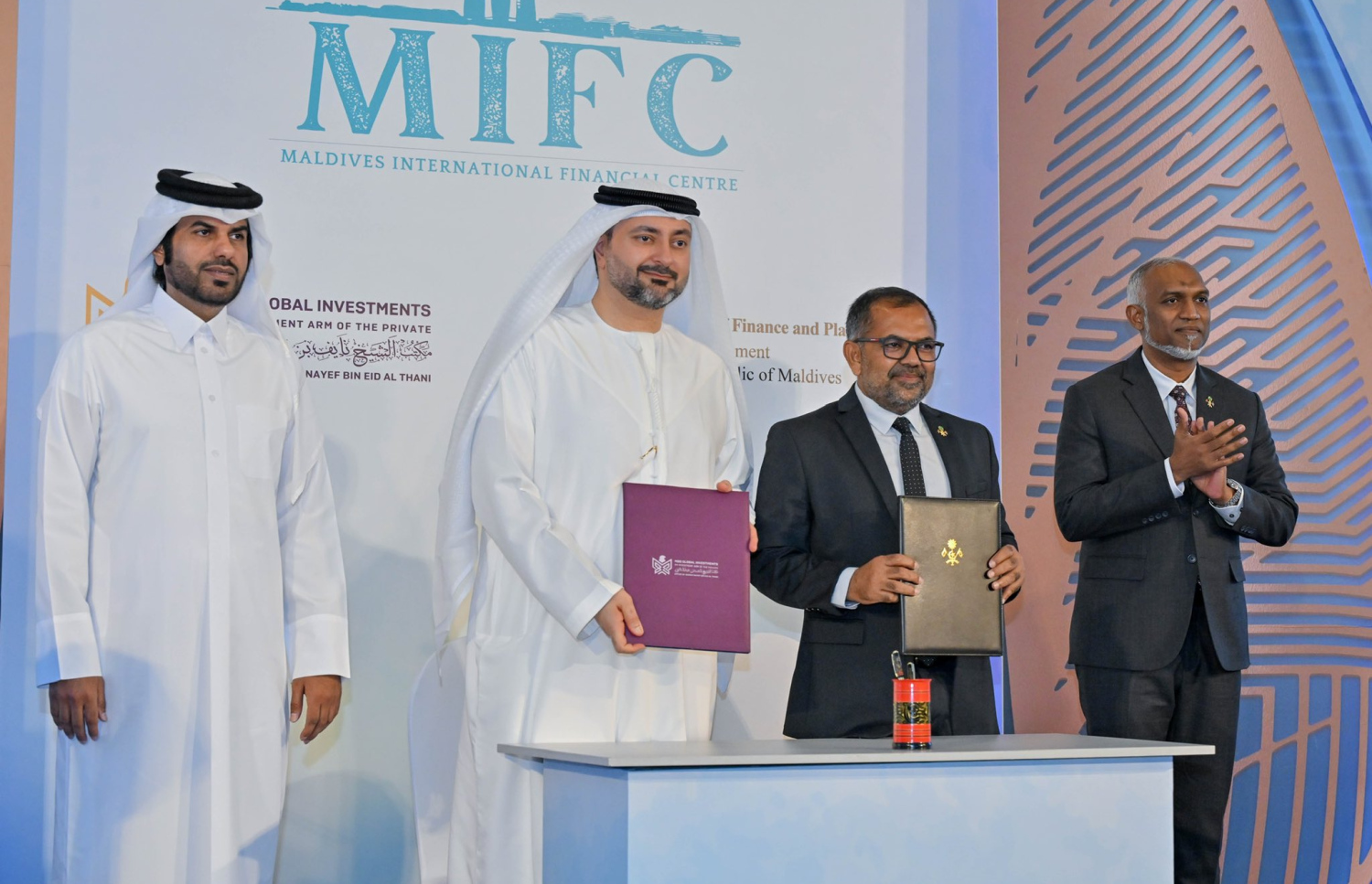 ދިވެހި ސަރުކާރާއި އެމްބީއެސް ގްލޯބަލް އިންވެސްޓްމަންޓްސްއިން 8.8 ބިލިއަން އެމެރިކާ ޑޮލަރުގެ މޯލްޑިވްސް އިންޓަރނޭޝަނަލް ފައިނޭންޝަލް ސެންޓަރު ގާއިމުކުރުމުގެ އެއްބަސްވުމުގައި ސޮއި ކުރުމުގެ ރަސްމިއްޔާތު. --ފޮޓޯ: ރައީސް އޮފީސް