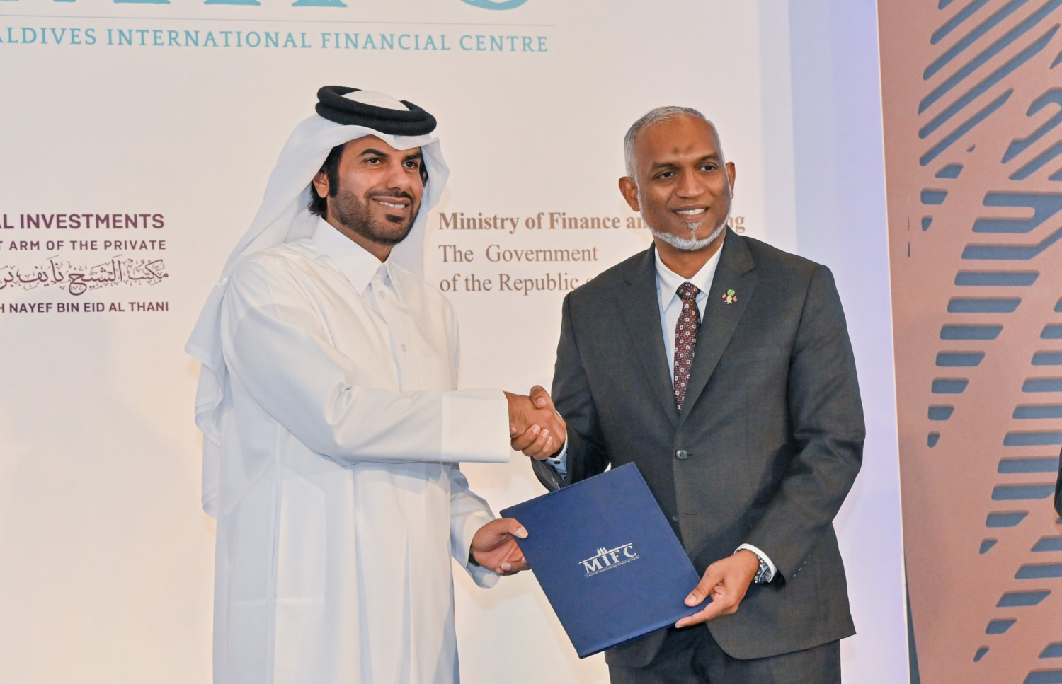 ދިވެހި ސަރުކާރާއި އެމްބީއެސް ގްލޯބަލް އިންވެސްޓްމަންޓްސްއިން 8.8 ބިލިއަން އެމެރިކާ ޑޮލަރުގެ މޯލްޑިވްސް އިންޓަރނޭޝަނަލް ފައިނޭންޝަލް ސެންޓަރު ގާއިމުކުރުމުގެ އެއްބަސްވުމުގައި ސޮއި ކުރުމުގެ ރަސްމިއްޔާތު. --ފޮޓޯ: ރައީސް އޮފީސް