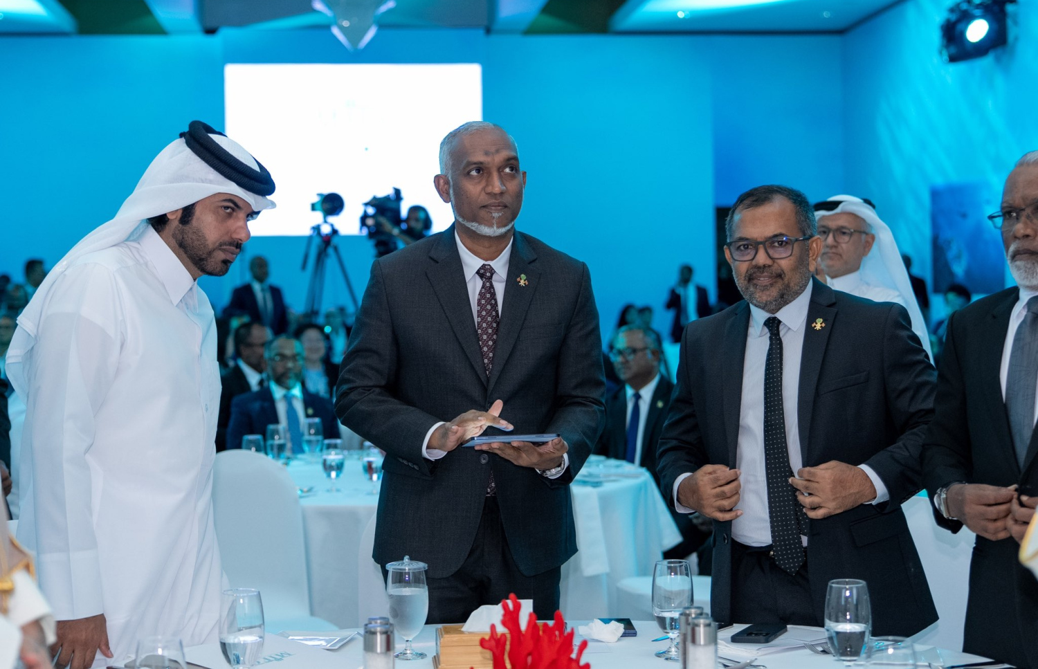 ދިވެހި ސަރުކާރާއި އެމްބީއެސް ގްލޯބަލް އިންވެސްޓްމަންޓްސްއިން 8.8 ބިލިއަން އެމެރިކާ ޑޮލަރުގެ މޯލްޑިވްސް އިންޓަރނޭޝަނަލް ފައިނޭންޝަލް ސެންޓަރު ގާއިމުކުރުމުގެ އެއްބަސްވުމުގައި ސޮއި ކުރުމުގެ ރަސްމިއްޔާތު. --ފޮޓޯ: ރައީސް އޮފީސް