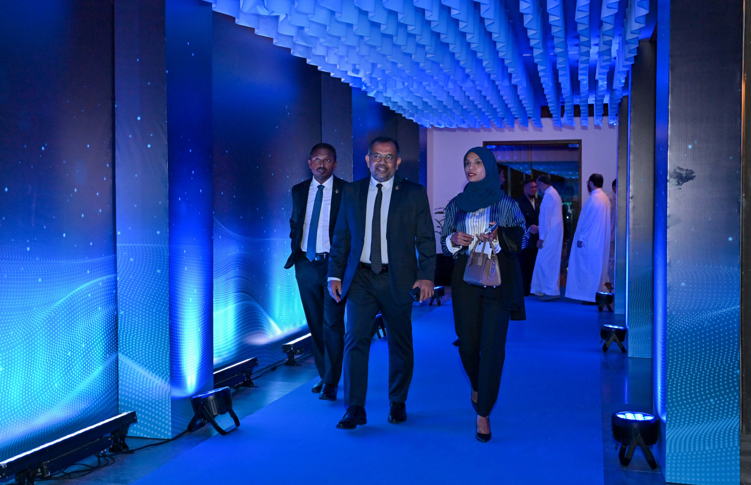 ދިވެހި ސަރުކާރާއި އެމްބީއެސް ގްލޯބަލްއާ ދެމެދު މޯލްޑިވްސް އިންޓަނޭޝަނަލް ފައިނޭންޝަލް ސެންޓަރު ގާއިމުކުރުމުގެ އެއްބަސްވުމުގައި ސޮއިކުރުމަށް ބޭއްވި ރަސްމިއްޔާތަށް ފިނޭންސް މިނިސްޓަރު މޫސާ ޒަމީރާއި އެޓާނީ ޖެނެރަލް އަހުމަދު އުޝާމް ވަޑައިގަންނަވަނީ.--- ފޮޓޯ: ރައީސް އޮފީސް