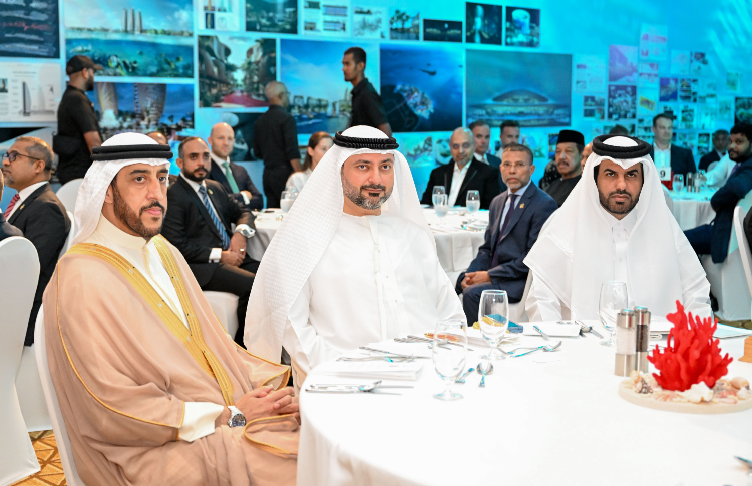 ދިވެހި ސަރުކާރާއި އެމްބީއެސް ގްލޯބަލް އިންވެސްޓްމަންޓްސް އިން 8.8 ބިލިއަން އެމެރިކާ ޑޮލަރުގެ މޯލްޑިވްސް އިންޓަނޭޝަނަލް ފައިނޭންޝަލް ސެންޓަރު ގާއިމުކުރުމުގެ އެއްބަސްވުމުގައި ސޮއިކުރުމަށް ބޭއްވި ރަސްމިއްޔާތުގައި އެ ކުންފުނީގެ އިސްބޭފުޅުން ބައިވެރިވެވަޑައިގަންނަވަނީ.--- ފޮޓޯ: ރައީސް އޮފީސް