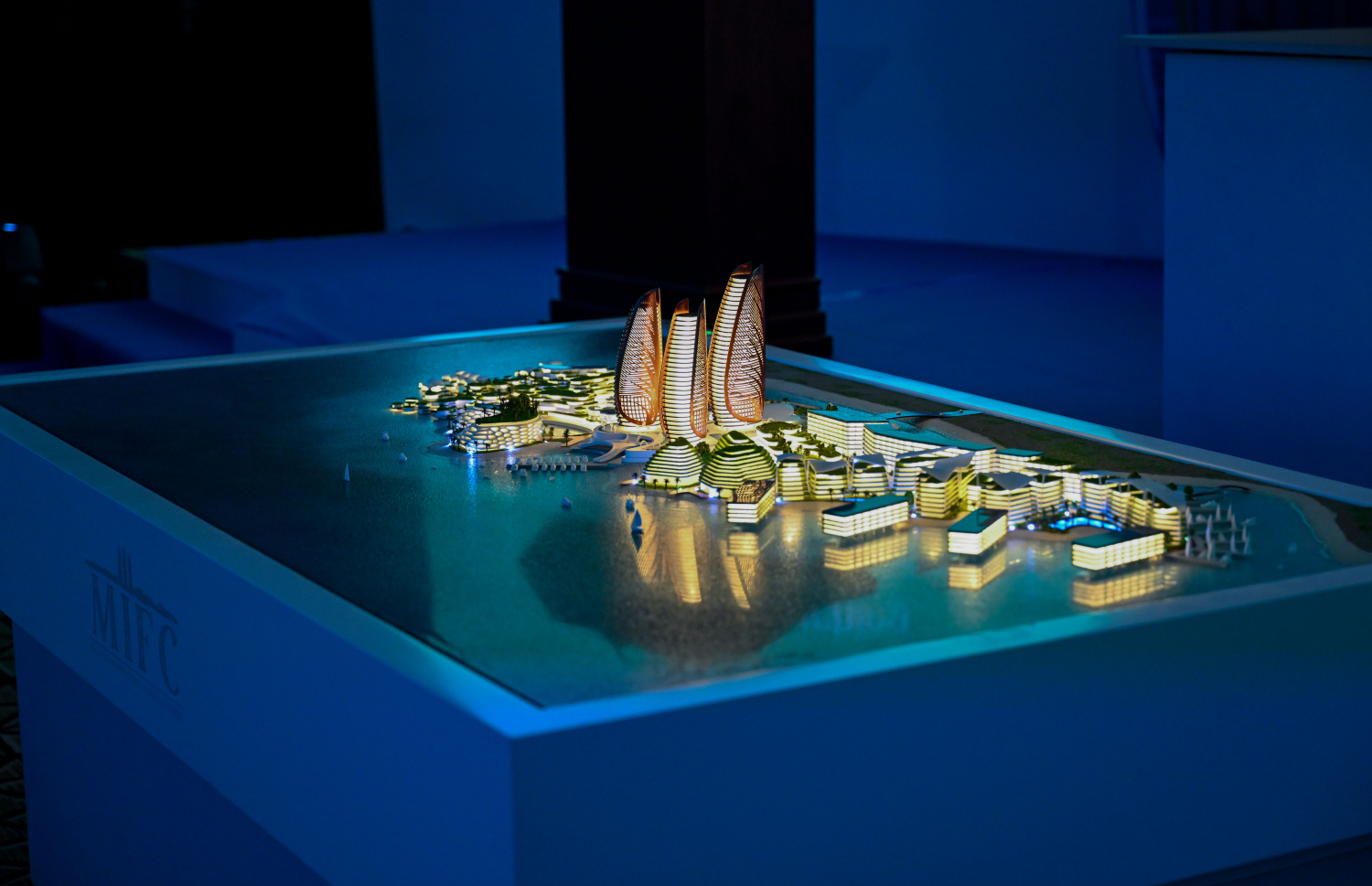 780,000 އަކަމީޓަރުގެ ސަރަހައްދެއްގައި ގާއިމް ކުރާ މޯލްޑިވްސް އިންޓަރނޭޝަނަލް ފައިނޭންޝަލް ސެންޓަރު ސަރަހައްދު ހުންނާނެ ގޮތުގެ 3ޑީ މޮޑެލް ދައްކާލަން ބެހެއްޓިފަ. މި މަޝްރޫއު ފަރުމާކޮށްފައިވަނީ، ދުނިޔޭގެ ނަން މަޝްހޫރު އާކިޓެކްޓް ޖިއާނީ ރަނާއުލޯ -- ފޮޓޯ: ރައީސް އޮފީސް