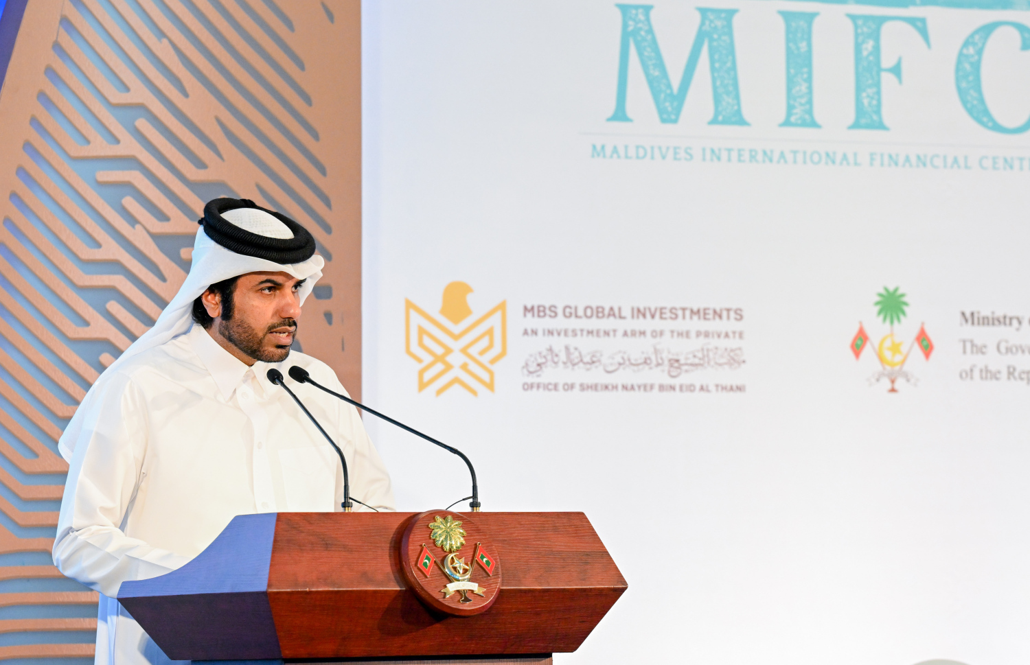 ދިވެހި ސަރުކާރާއި އެމްބީއެސް ގްލޯބަލްއާ ދެމެދު މޯލްޑިވްސް އިންޓަނޭޝަނަލް ފައިނޭންޝަލް ސެންޓަރު ގާއިމުކުރުމުގެ އެއްބަސްވުމުގައި ސޮއިކުރުމަށް ބޭއްވި ރަސްމިއްޔާތުގައި އެމްބީއެސް ގްލޯބަލް އިންވެސްޓްމަންޓްސްގެ ބޭފުޅަކު ވާހަކަ ދައްކަވަނީ.--- ފޮޓޯ: ރައީސް އޮފީސް