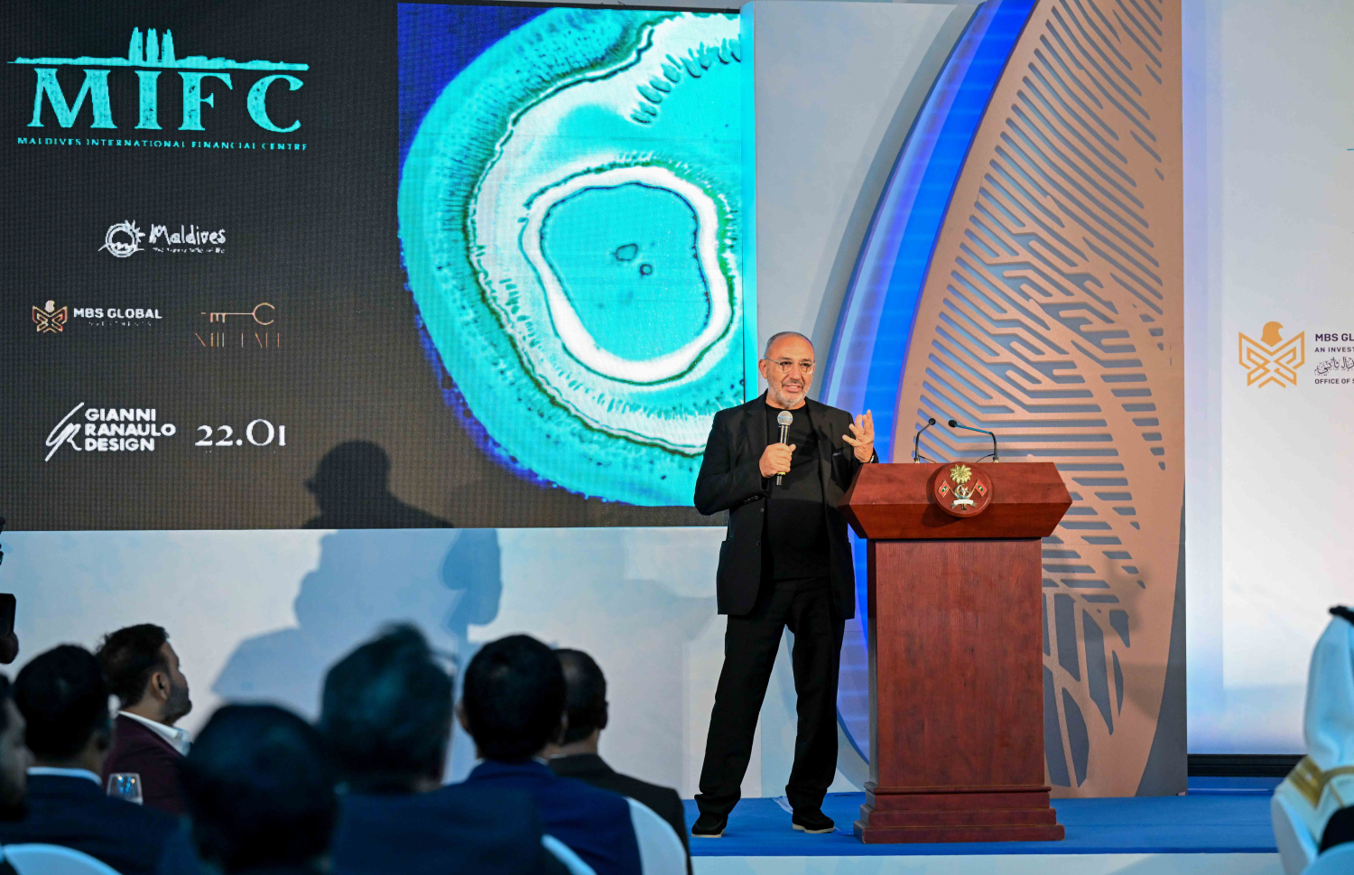 ދިވެހި ސަރުކާރާއި އެމްބީއެސް ގްލޯބަލްއާ ދެމެދު މޯލްޑިވްސް އިންޓަނޭޝަނަލް ފައިނޭންޝަލް ސެންޓަރު ގާއިމުކުރުމުގެ އެއްބަސްވުމުގައި ސޮއިކުރުމަށް ބޭއްވި ރަސްމިއްޔާތުގައި ޕްރޮޖެކްޓާ ކުރިއަށް ގެންދާނެ ގޮތުގެ ޕްރެޒެންޓޭޝަނެއް އެ ކުންފުނީގެ ފަރާތުން ހުށަހަޅައިދެނީ. މިއީ 8.8 ބިލިއަން އެމެރިކާ ޑޮލަރުގެ ބިޔަ މަޝްރޫއެއް.--- ފޮޓޯ: ރައީސް އޮފީސް