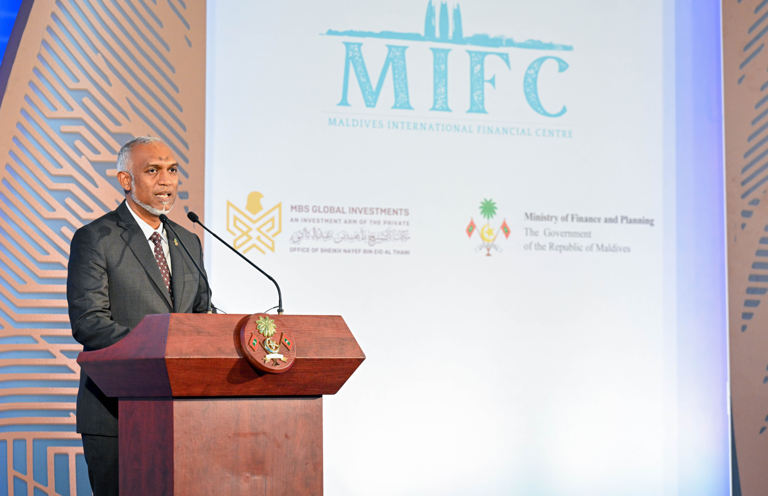 ދިވެހި ސަރުކާރާއި އެމްބީއެސް ގްލޯބަލްއާ ދެމެދު މޯލްޑިވްސް އިންޓަނޭޝަނަލް ފައިނޭންޝަލް ސެންޓަރު ގާއިމުކުރުމުގެ އެއްބަސްވުމުގައި ސޮއިކުރުމަށް ބޭއްވި ރަސްމިއްޔާތުގައި ރައީސް މުއިއްޒު ވާހަކަފުޅު ދައްކަވަނީ. މިއީ 8.8 ބިލިއަން އެމެރިކާ ޑޮލަރުގެ ބިޔަ މަޝްރޫއެއް.--- ފޮޓޯ: ރައީސް އޮފީސް