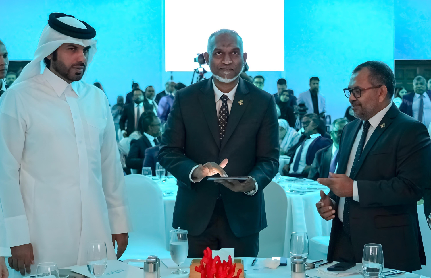 ގަތަރުގެ ޝާހީ އާއިލާގެ ކުންފުންޏެއް ކަމަށްވާ، އެމްބީއެސް ގްލޯބަލް އިންވެސްޓްމަންޓްސް އާއި ދިވެހި ސަރުކާރާ ގުޅިގެން، މޯލްޑިވްސް އިންޓަނޭޝަނަލް ފައިނޭންޝަލް ސެންޓާ (އެމްއައިއެފްސީ)ގެ މަސައްކަތް ރައީސް ޑރ މުހައްމަދު މުއިއްޒު އިފުތިތާހު ކޮށްދެއްވަނީ.--- ފޮޓޯ: ރައީސް އޮފީސް